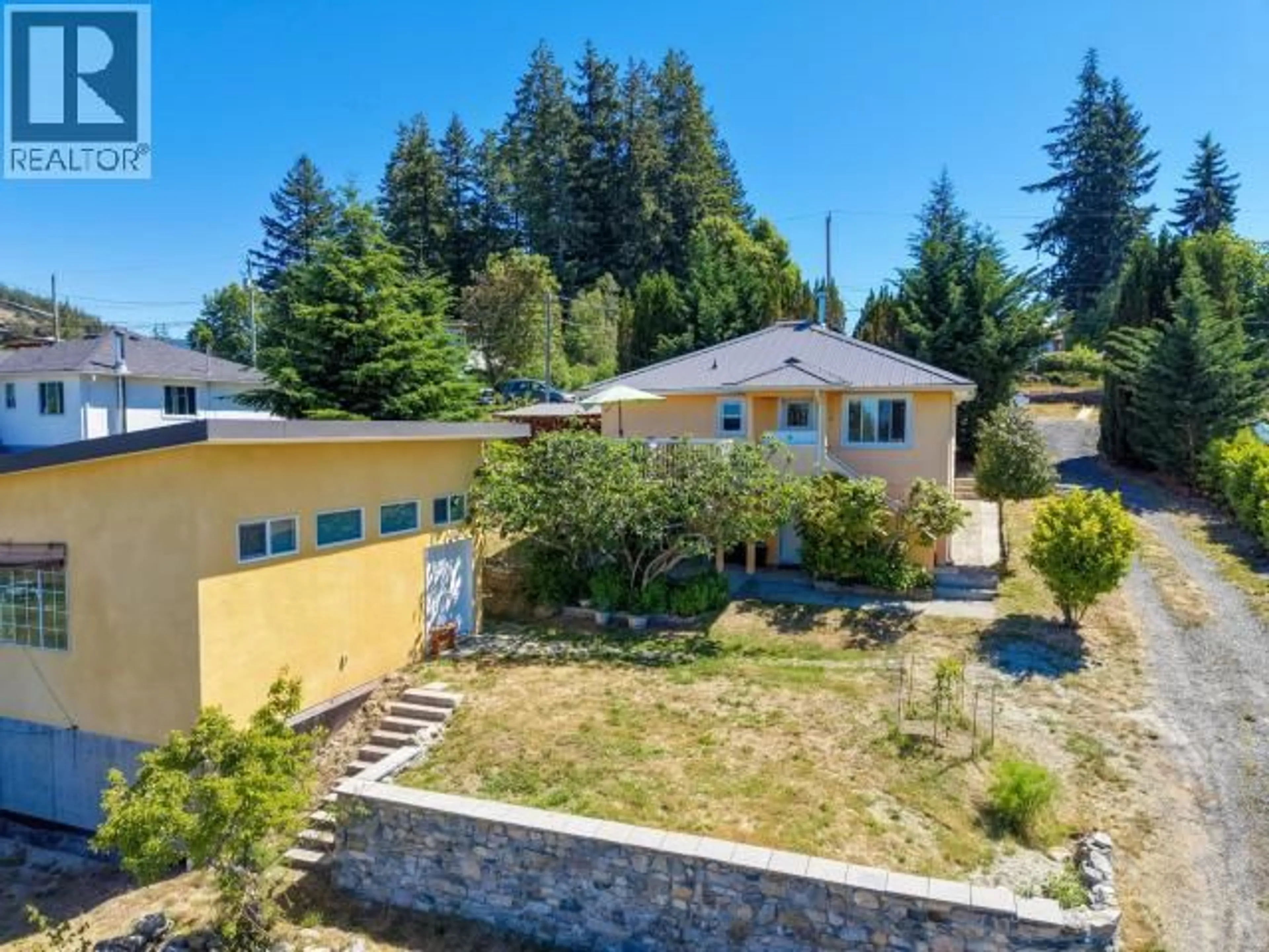 A pic from outside/outdoor area/front of a property/back of a property/a pic from drone, street for 6421 HILLCREST AVE, Powell River British Columbia V8A4Y5