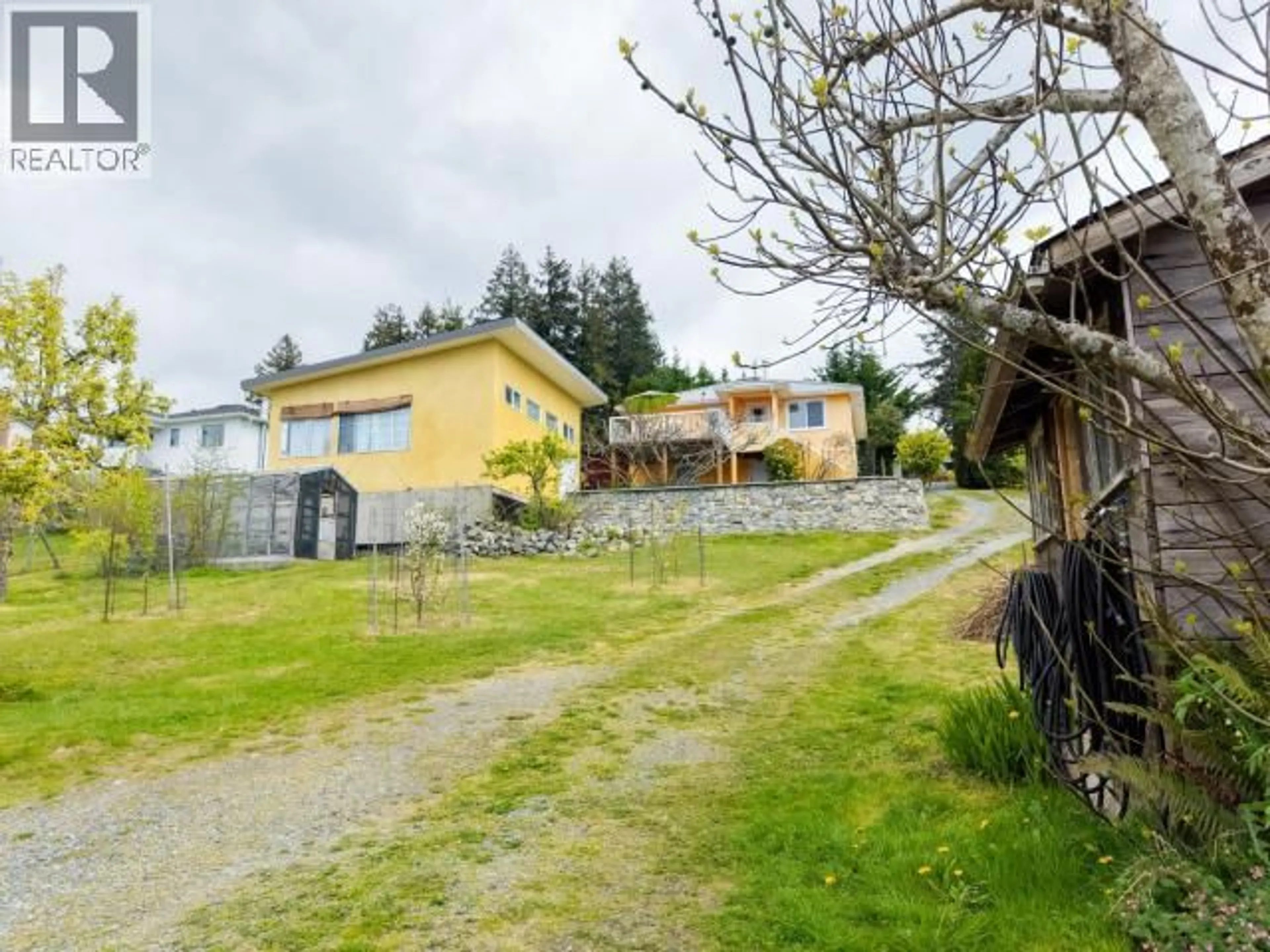 A pic from outside/outdoor area/front of a property/back of a property/a pic from drone, street for 6421 HILLCREST AVE, Powell River British Columbia V8A4Y5