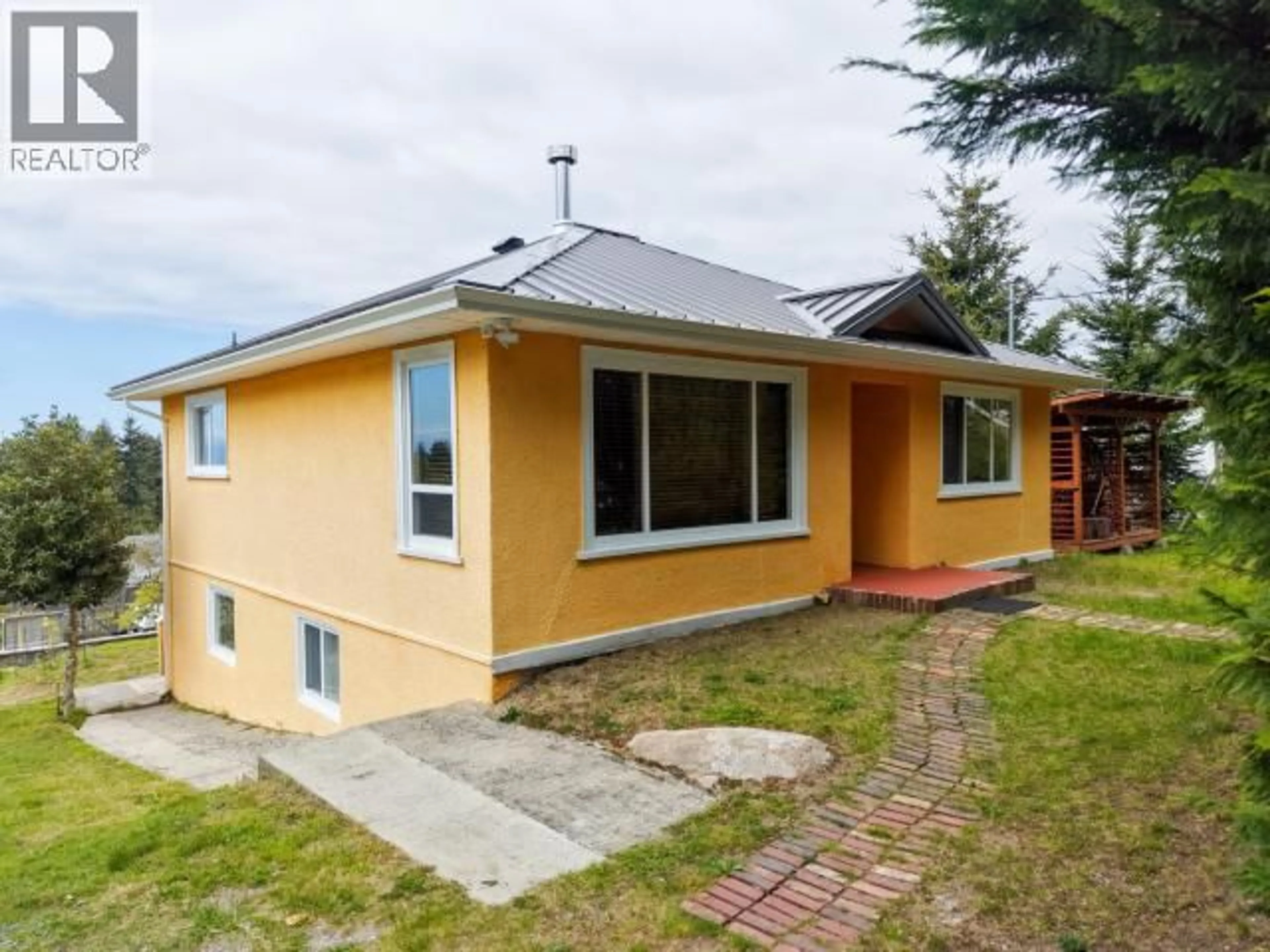A pic from outside/outdoor area/front of a property/back of a property/a pic from drone, street for 6421 HILLCREST AVE, Powell River British Columbia V8A4Y5