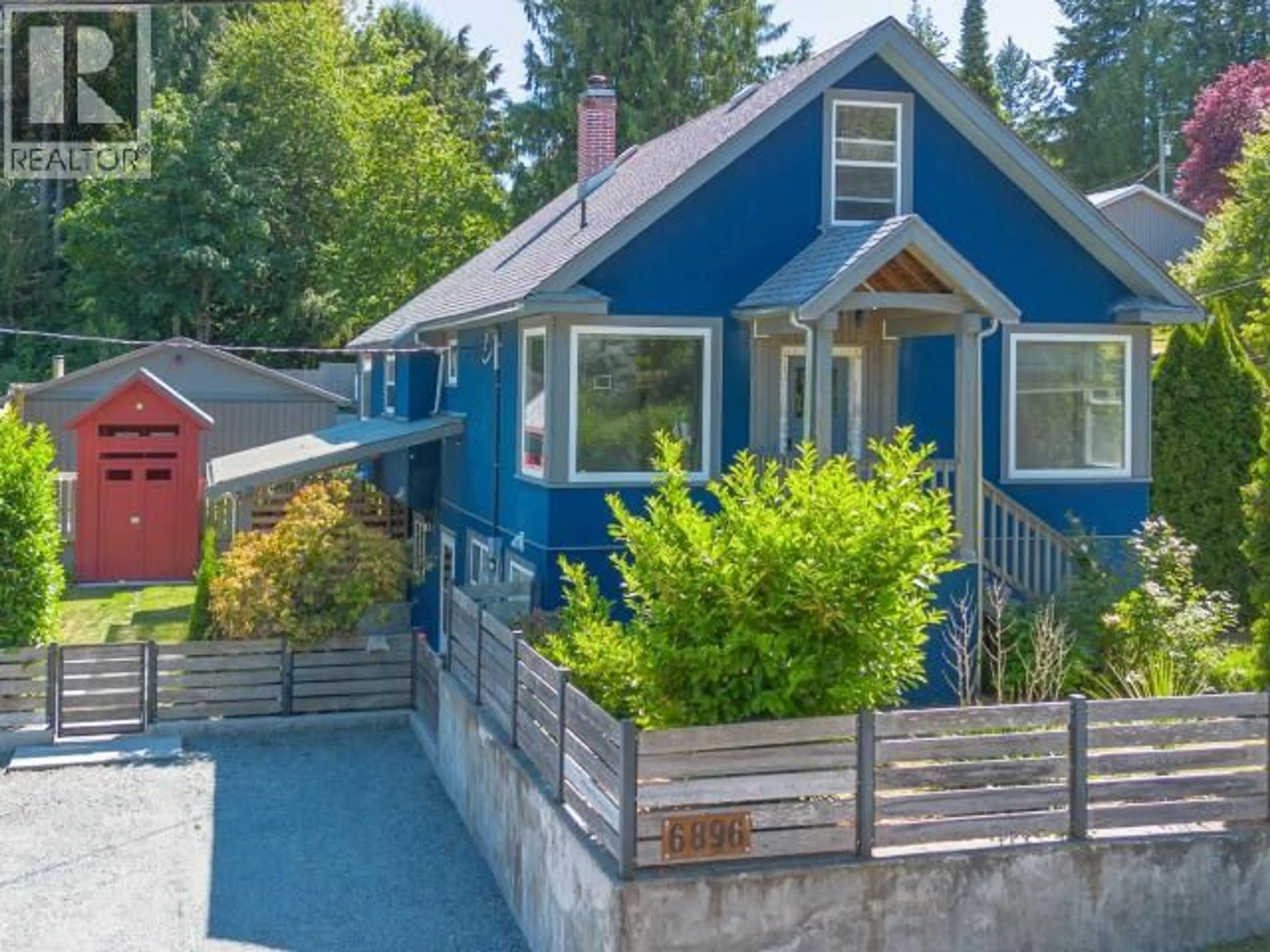 Home with vinyl exterior material, street for 6896 DRAKE STREET, Powell River British Columbia V8A3Y4