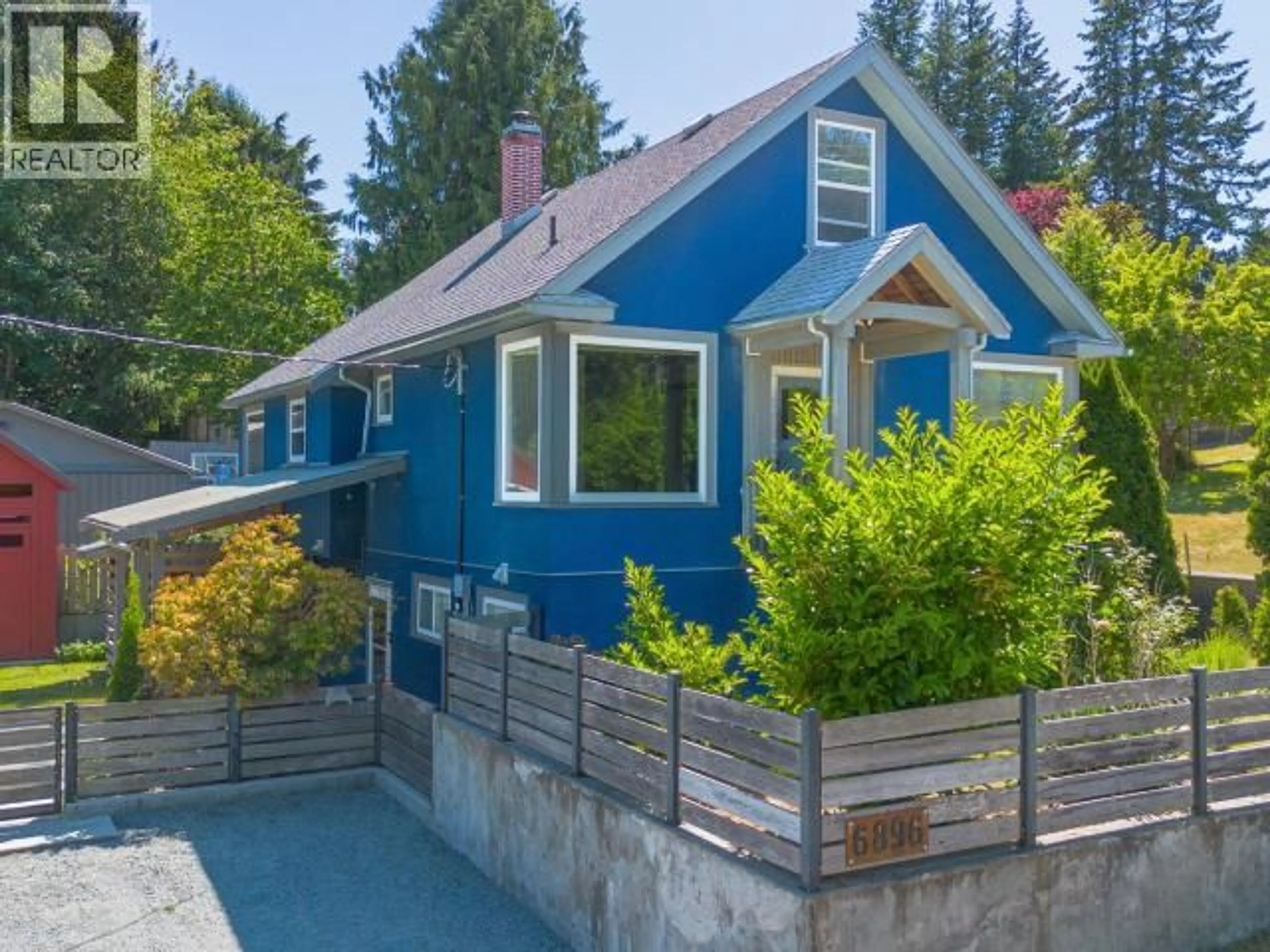 Home with vinyl exterior material, street for 6896 DRAKE STREET, Powell River British Columbia V8A3Y4