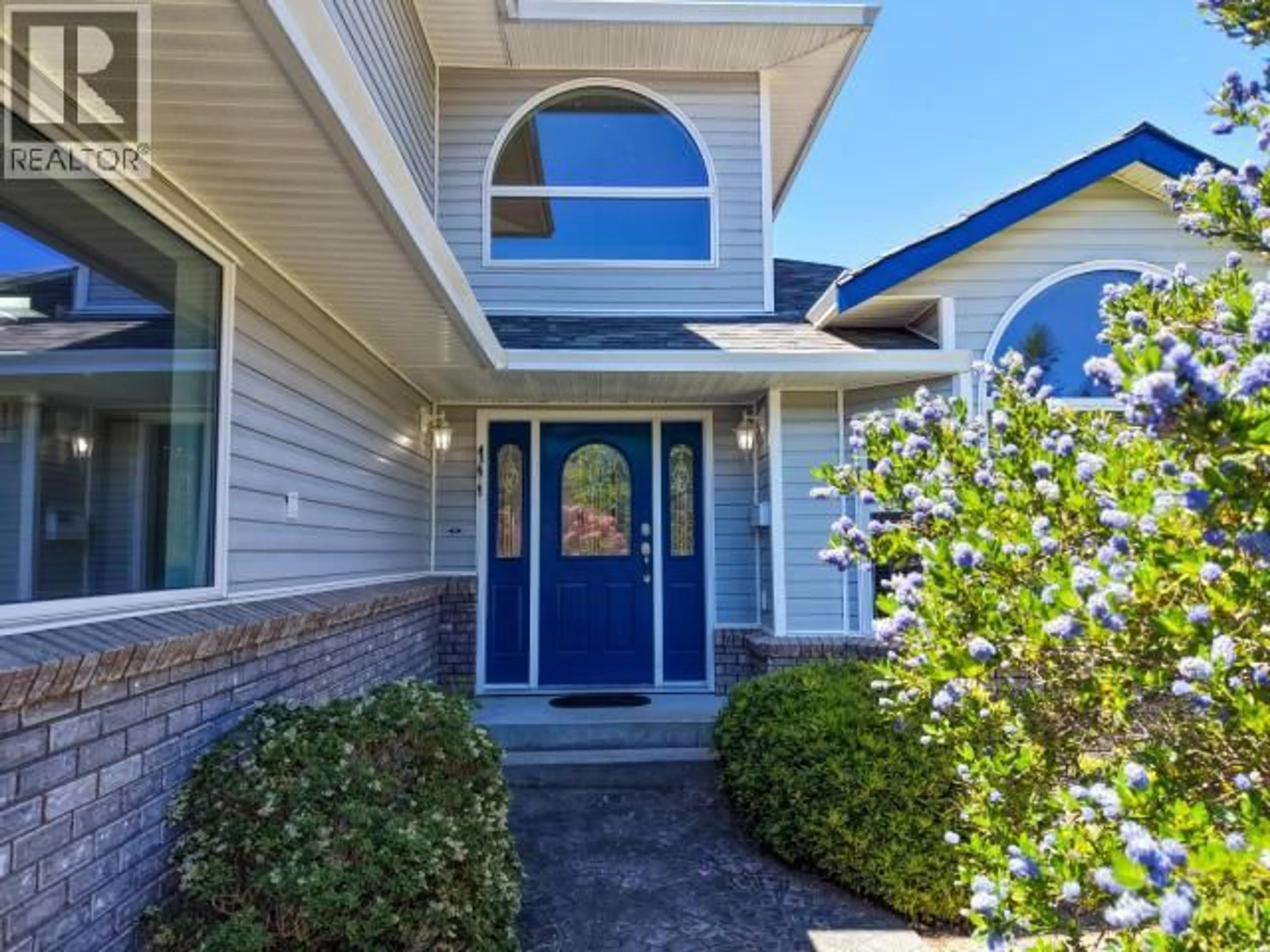 Home with vinyl exterior material, street for 3419 ONTARIO AVE, Powell River British Columbia
