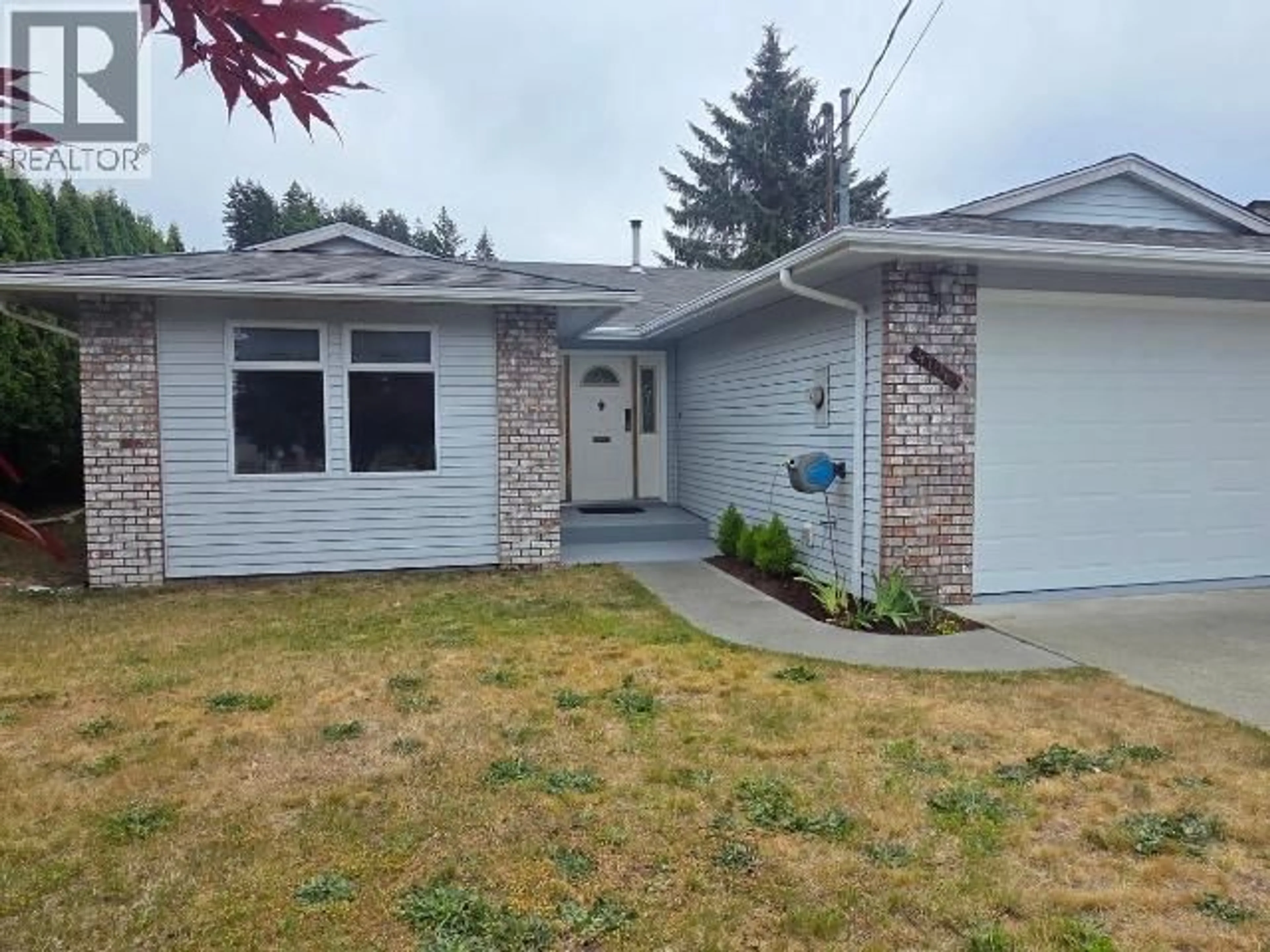 Home with vinyl exterior material, street for 4706 ONTARIO AVE, Powell River British Columbia V8A5L6
