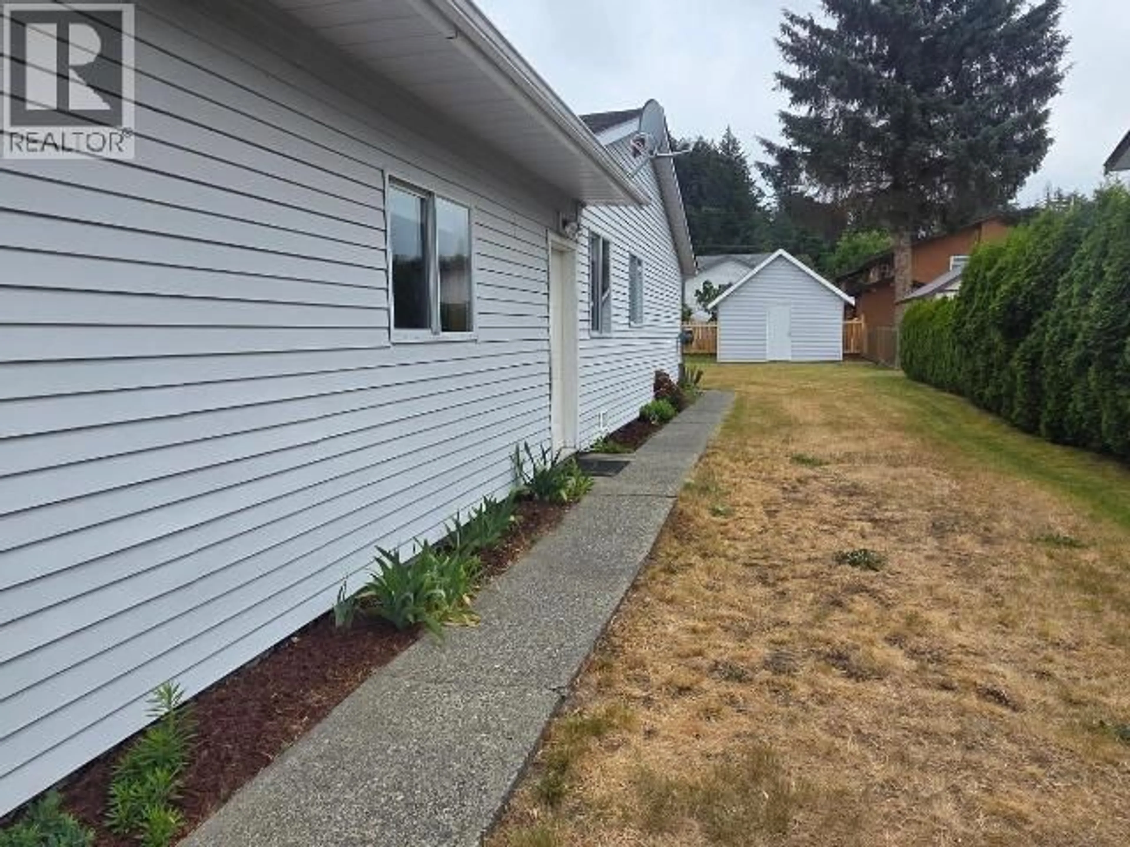 Home with vinyl exterior material, street for 4706 ONTARIO AVE, Powell River British Columbia V8A5L6