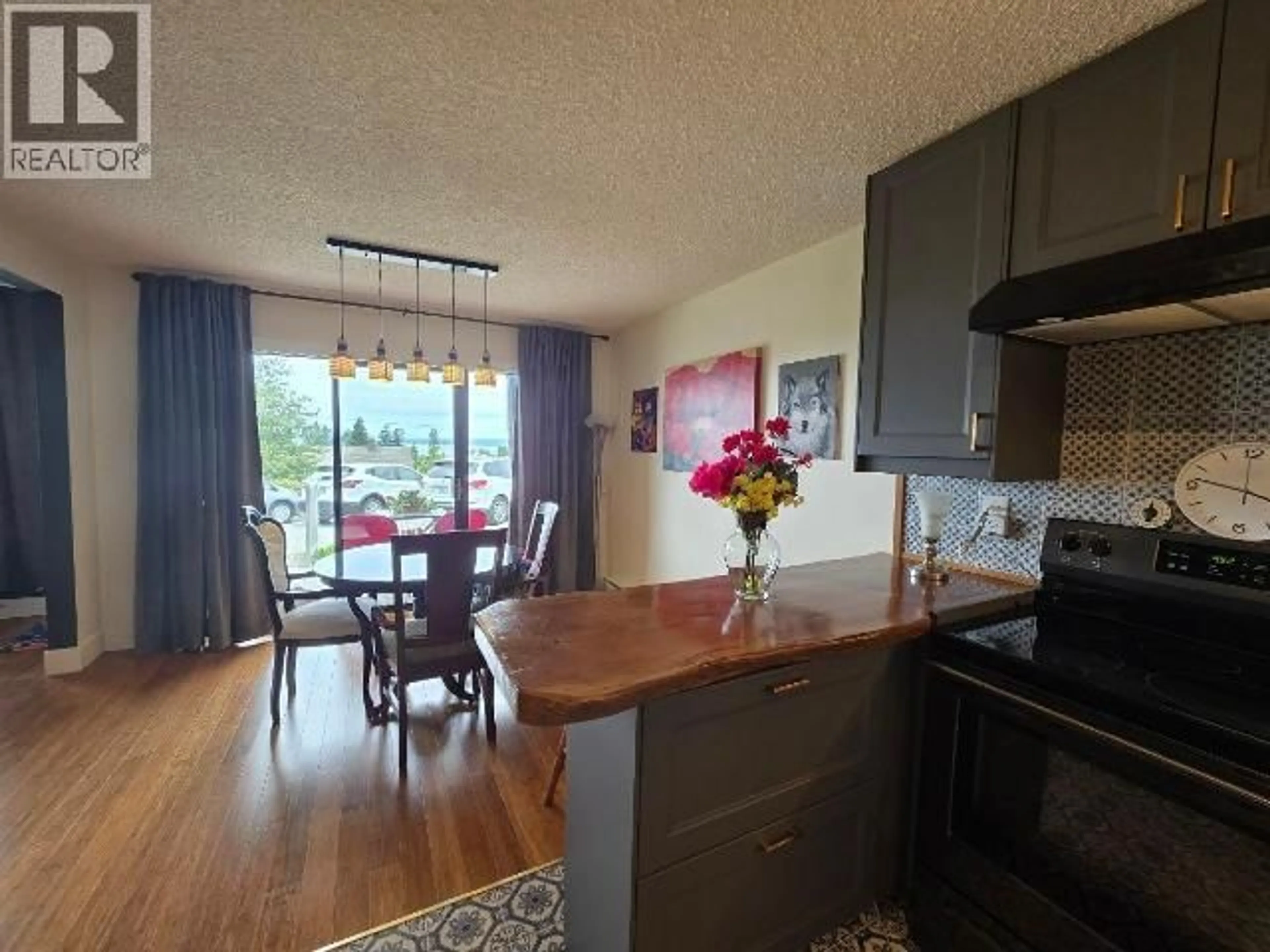 Open concept kitchen, wood/laminate floor for 6 - 4420 QUEBEC AVE, Powell River British Columbia V8A5L5