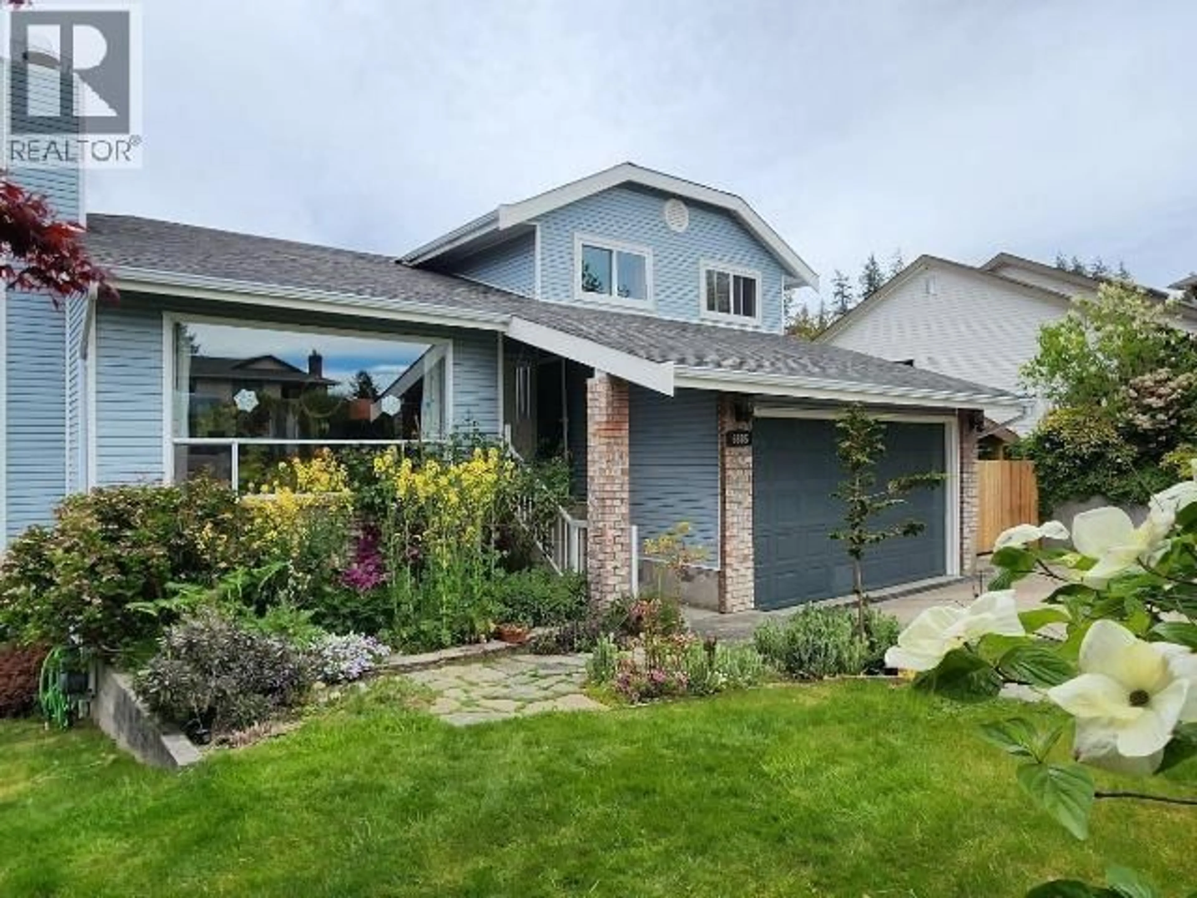 Home with vinyl exterior material, street for 6885 LESLEY CRES, Powell River British Columbia