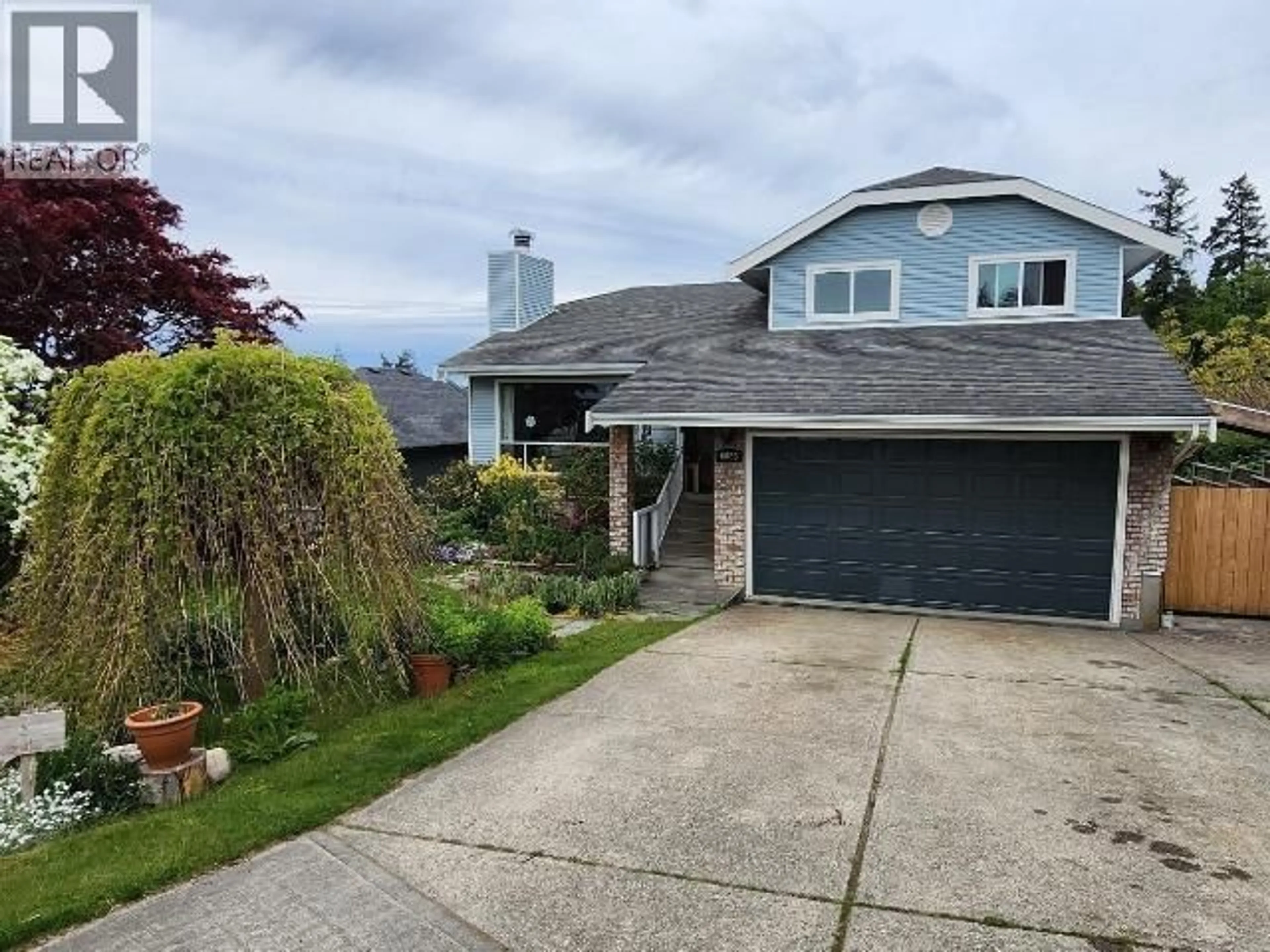 Home with vinyl exterior material, street for 6885 LESLEY CRES, Powell River British Columbia