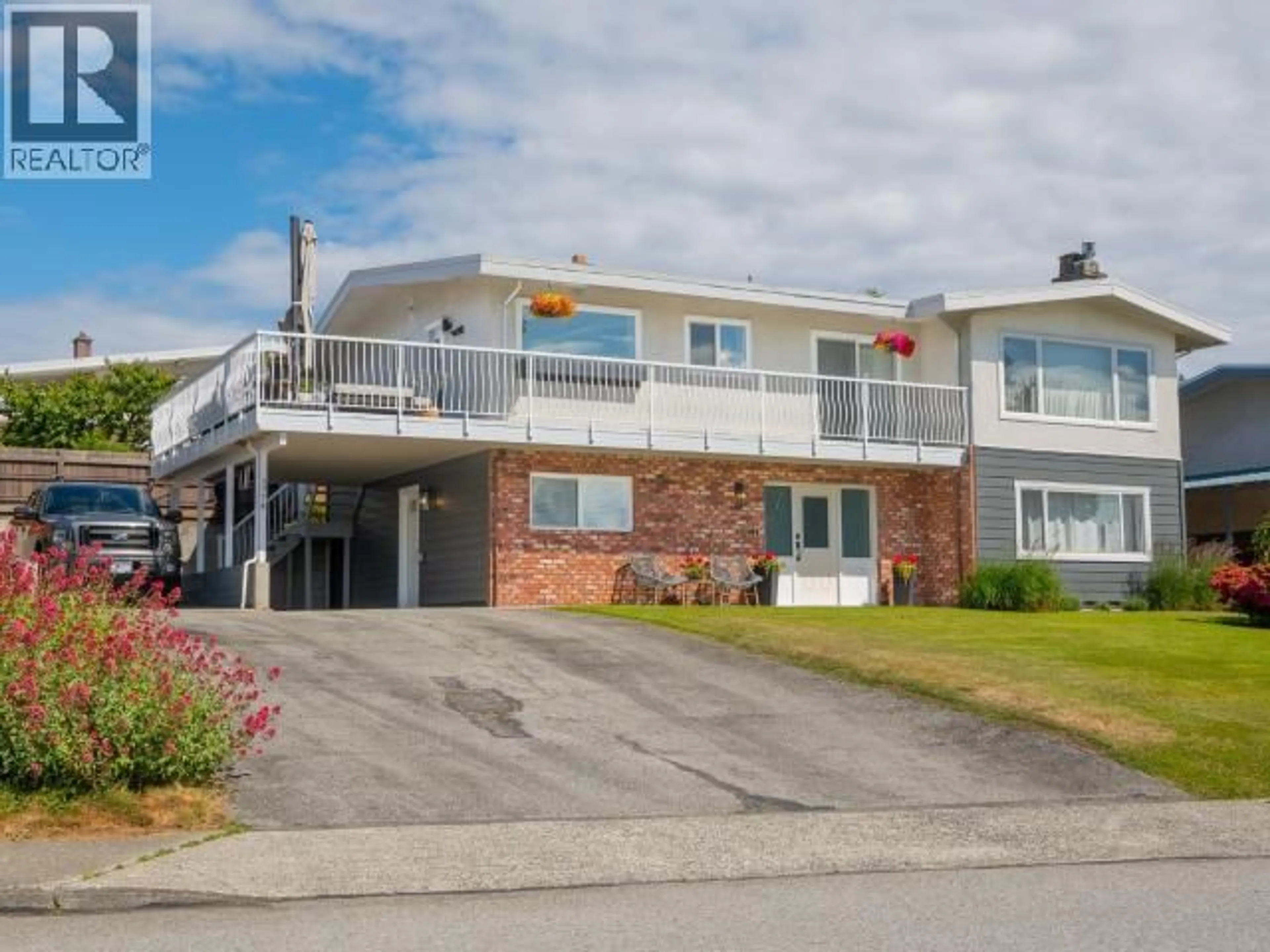 A pic from outside/outdoor area/front of a property/back of a property/a pic from drone, unknown for 3776 GORDON AVE, Powell River British Columbia V8A2T4