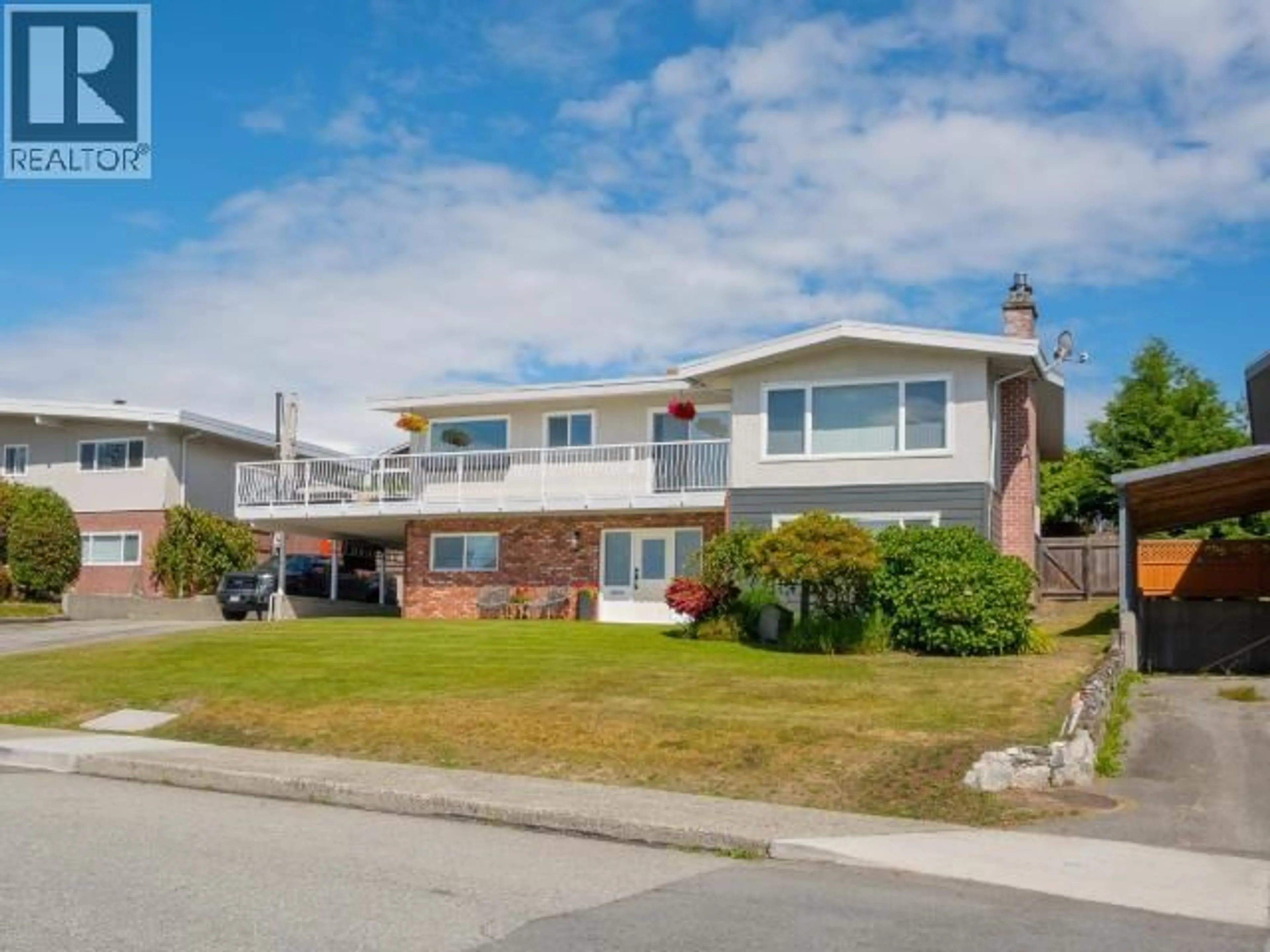 Home with vinyl exterior material, street for 3776 GORDON AVE, Powell River British Columbia V8A2T4