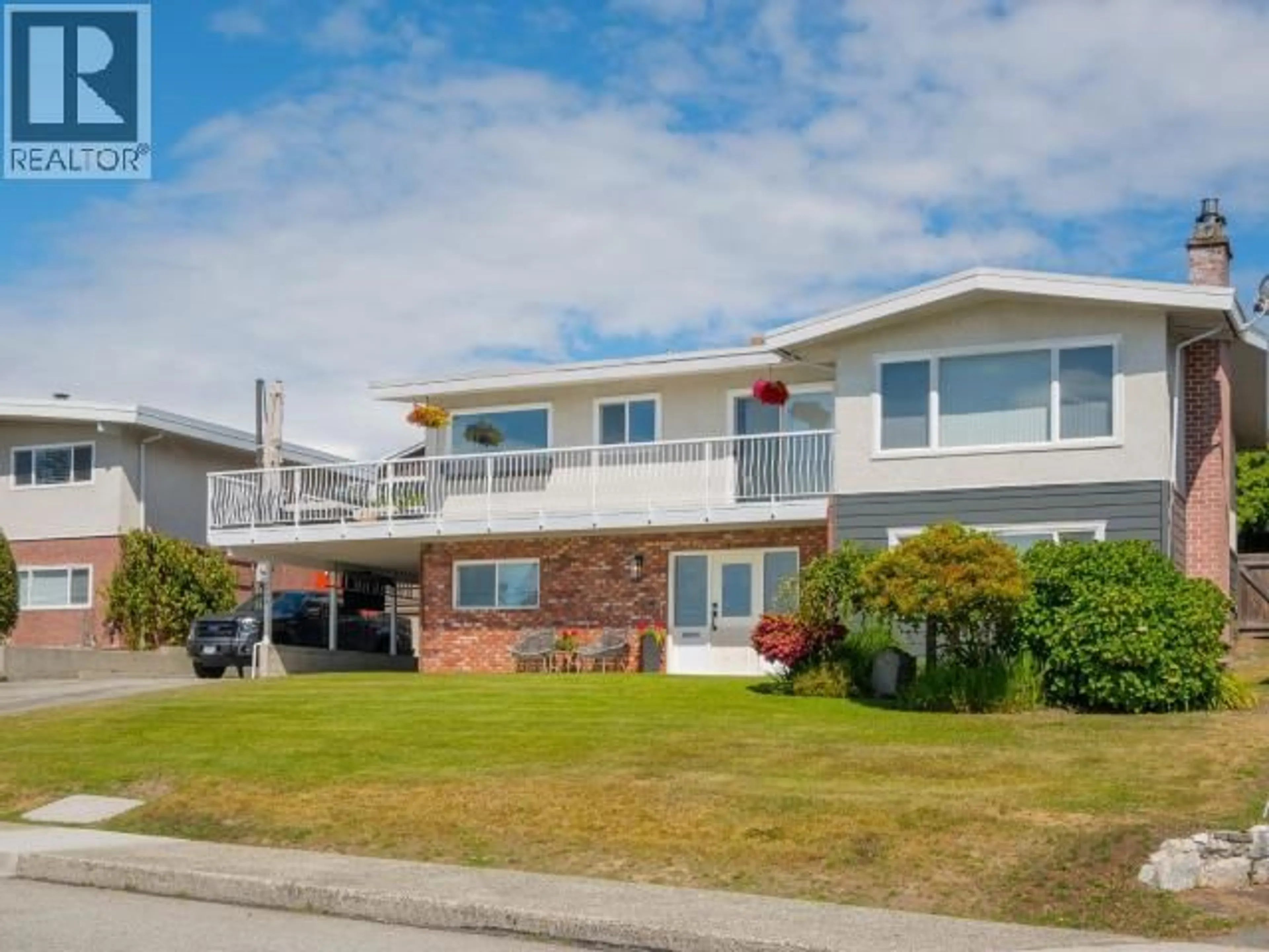 Home with vinyl exterior material, street for 3776 GORDON AVE, Powell River British Columbia V8A2T4