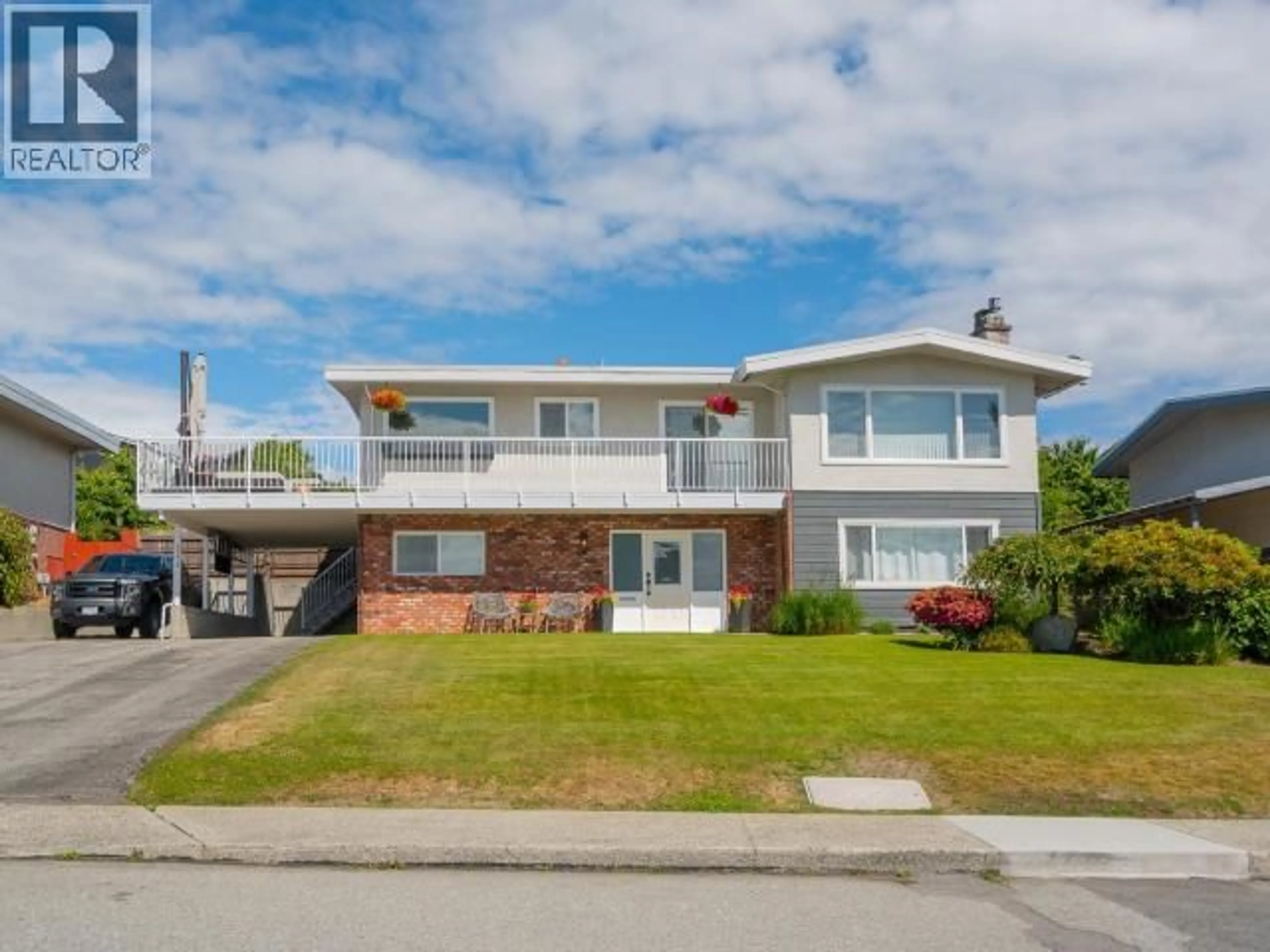 Home with vinyl exterior material, street for 3776 GORDON AVE, Powell River British Columbia V8A2T4