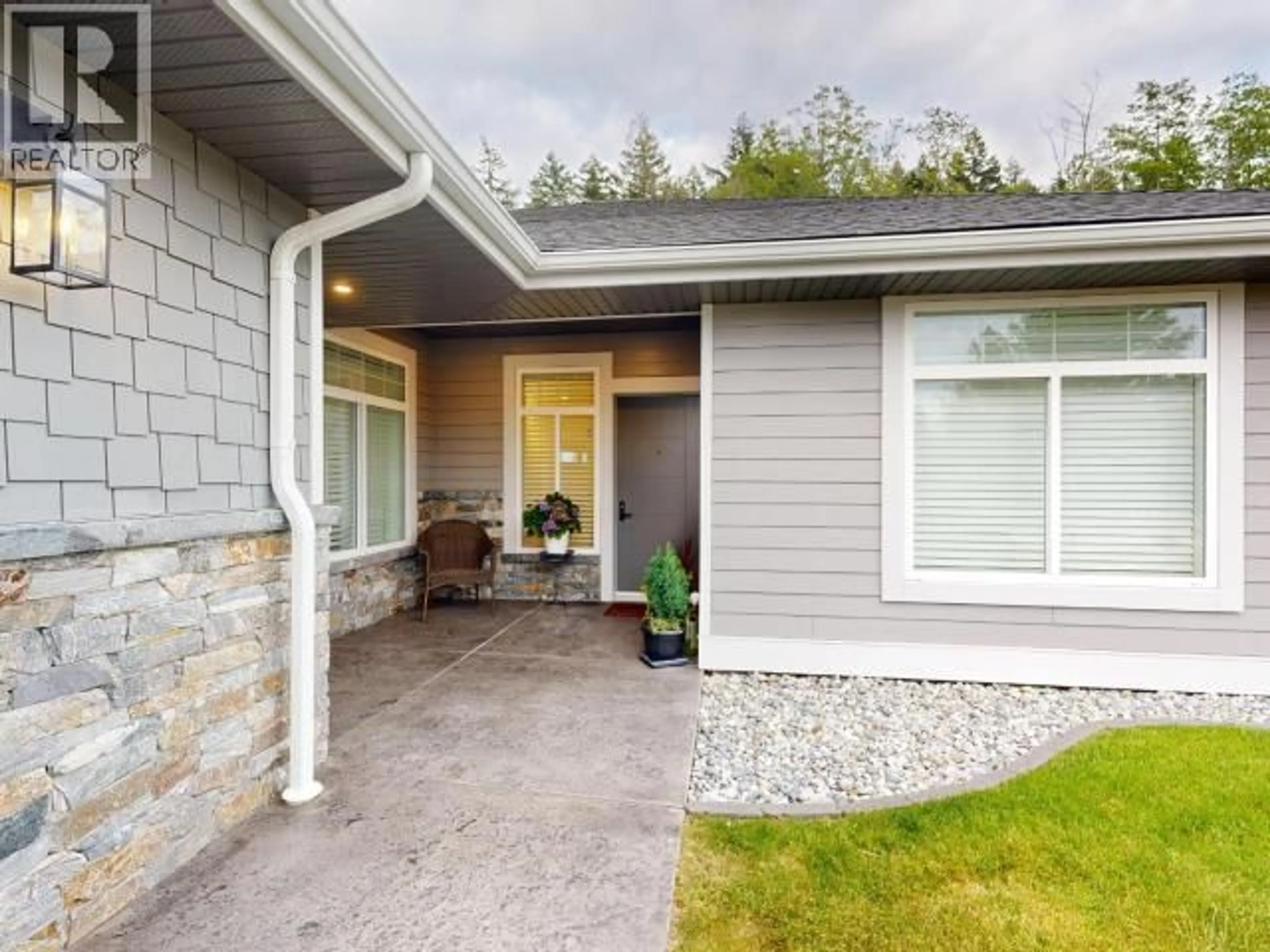Home with vinyl exterior material, street for 4048 SATURNA AVE, Powell River British Columbia V8A5T4