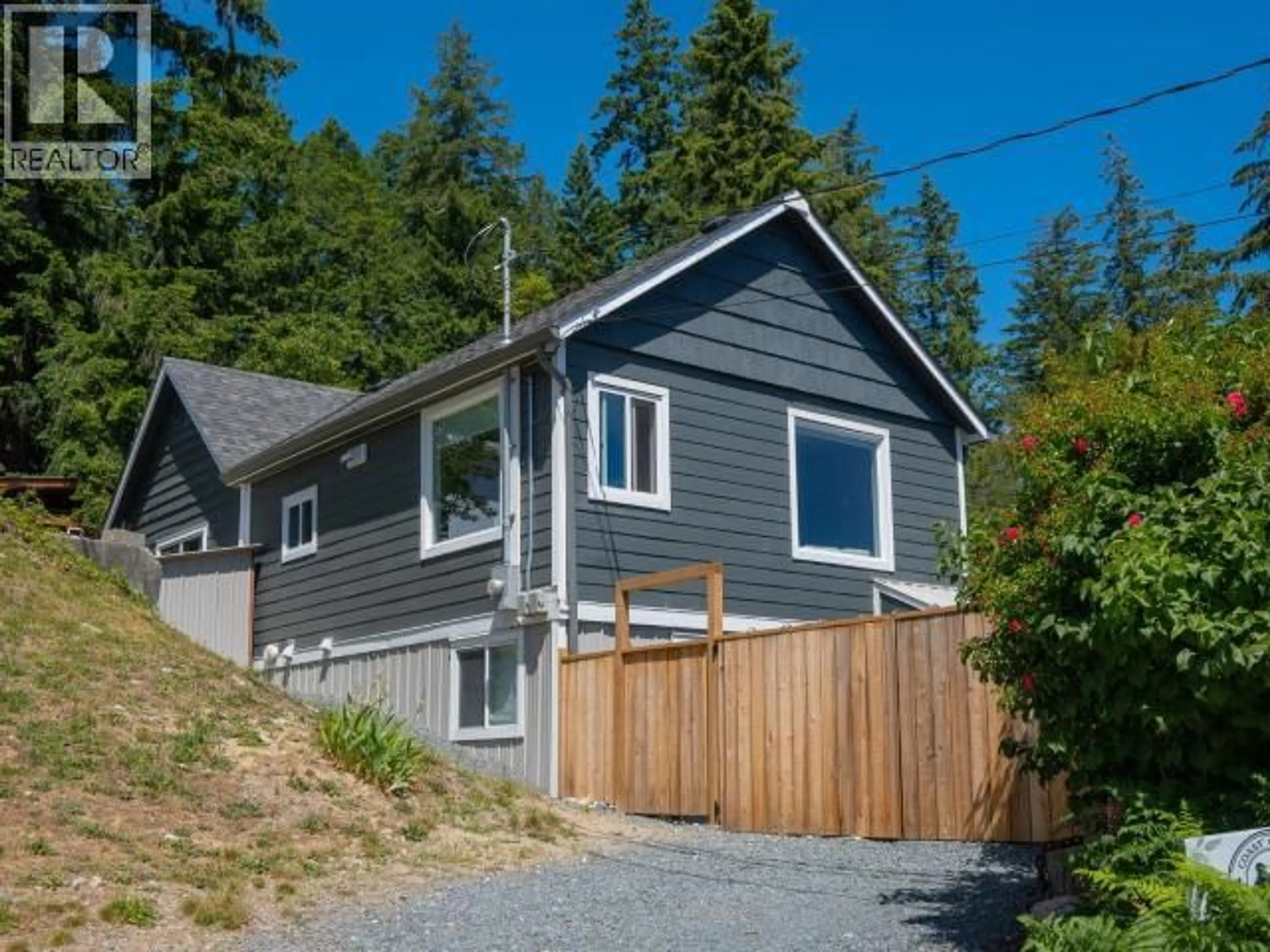 Home with vinyl exterior material, street for 6751 CRANBERRY STREET, Powell River British Columbia