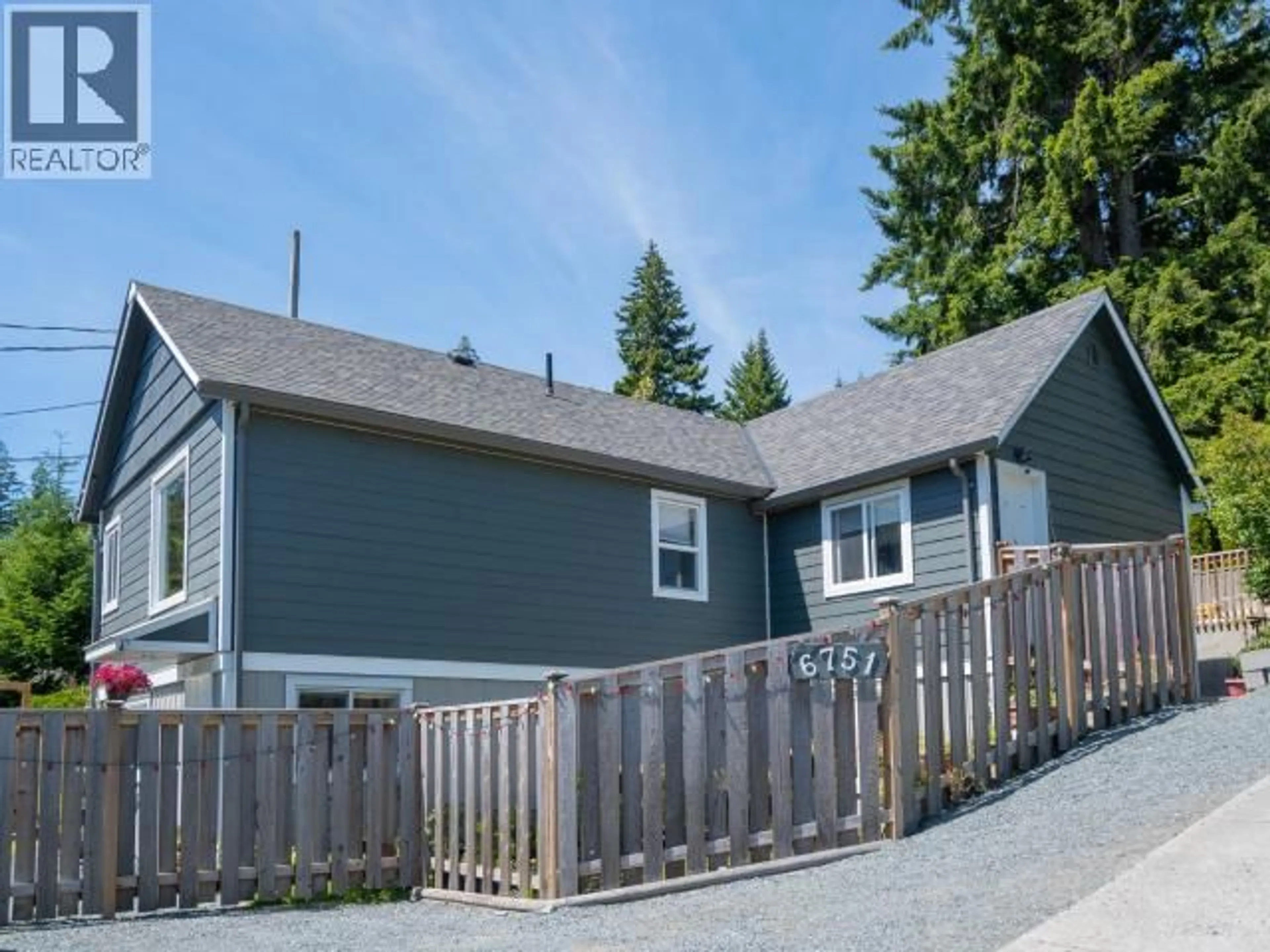 Home with vinyl exterior material, street for 6751 CRANBERRY STREET, Powell River British Columbia