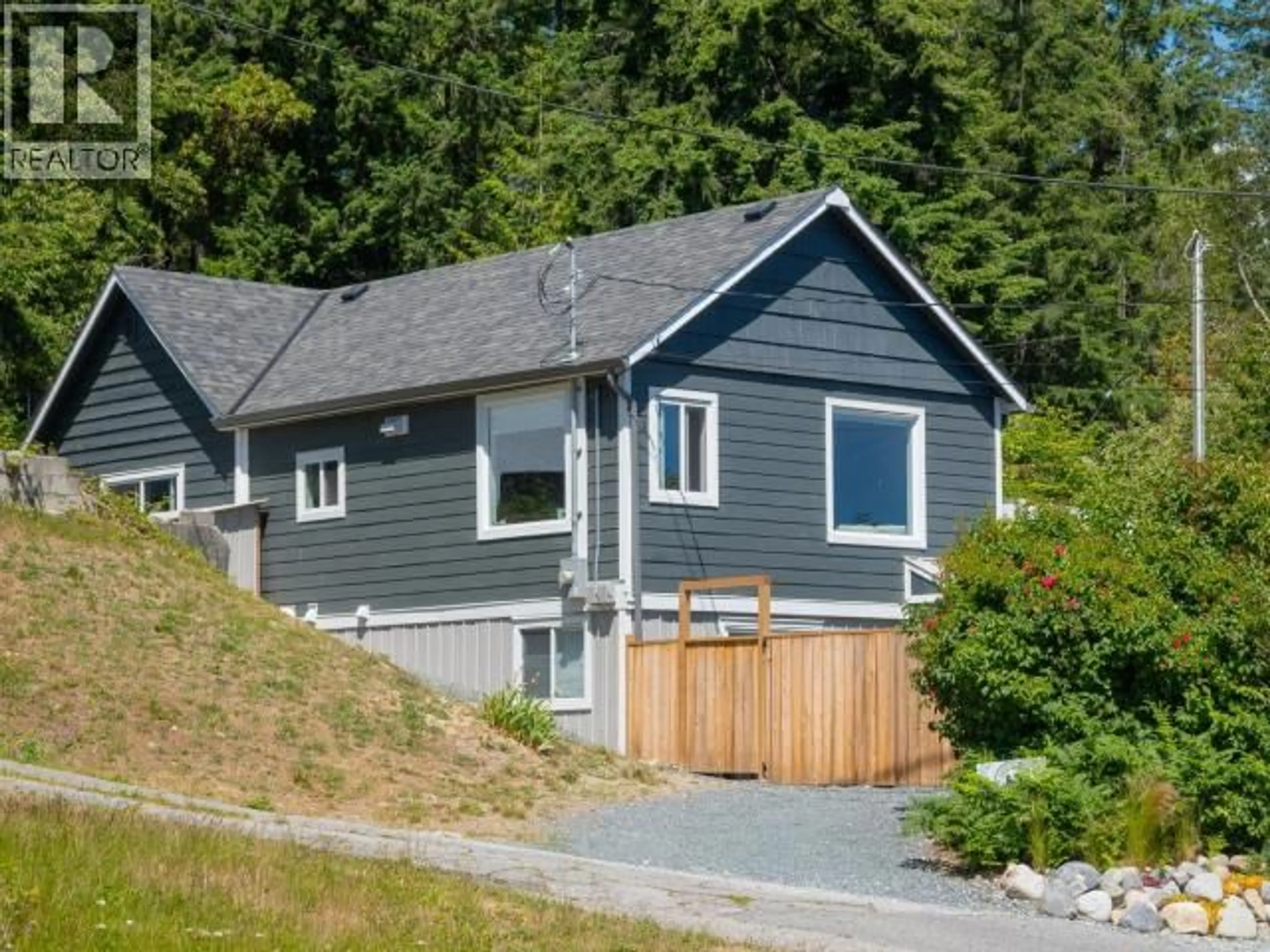 Home with vinyl exterior material, street for 6751 CRANBERRY STREET, Powell River British Columbia
