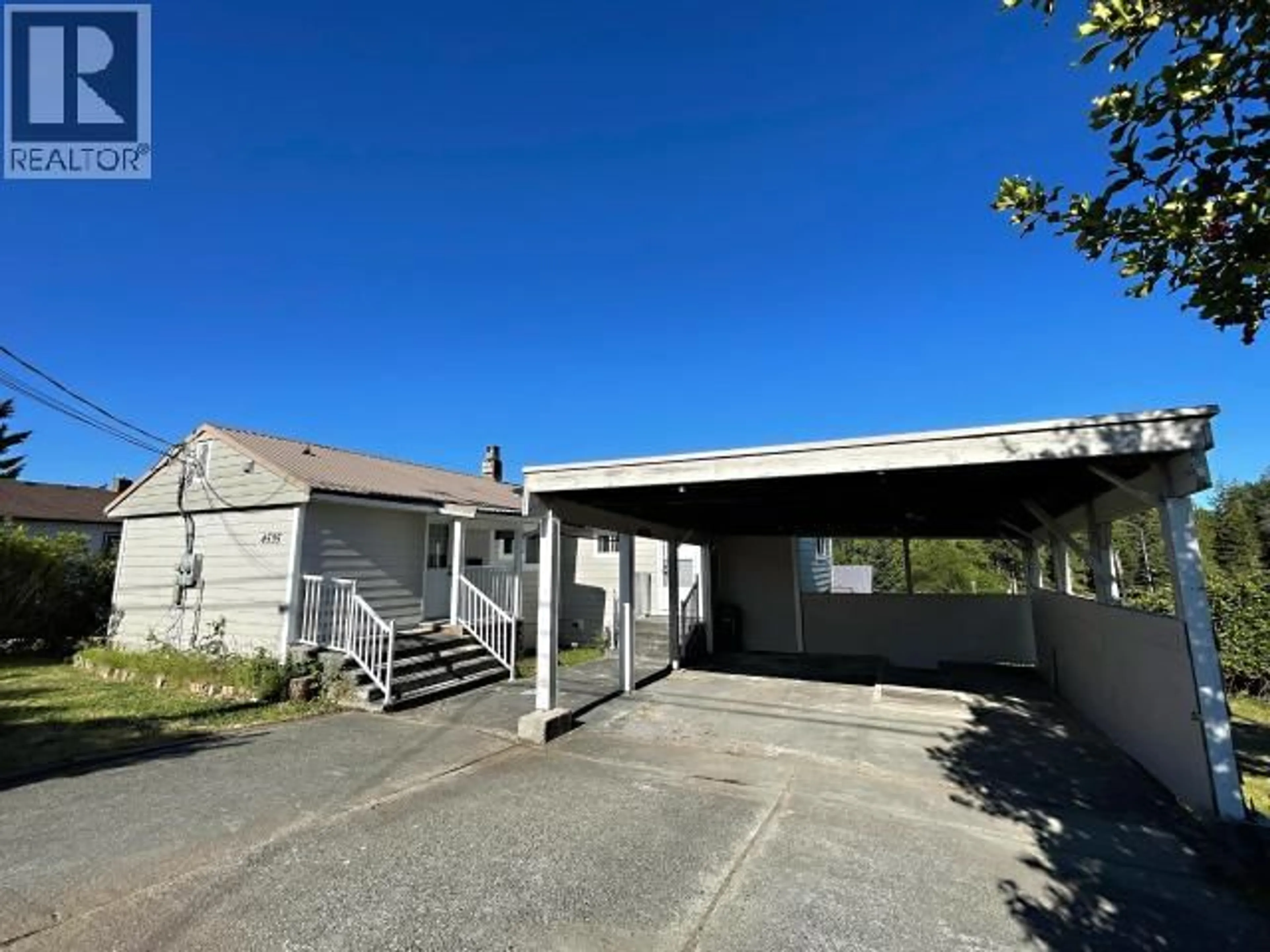 A pic from outside/outdoor area/front of a property/back of a property/a pic from drone, street for 4535 FERNWOOD AVE, Powell River British Columbia V8A3L4