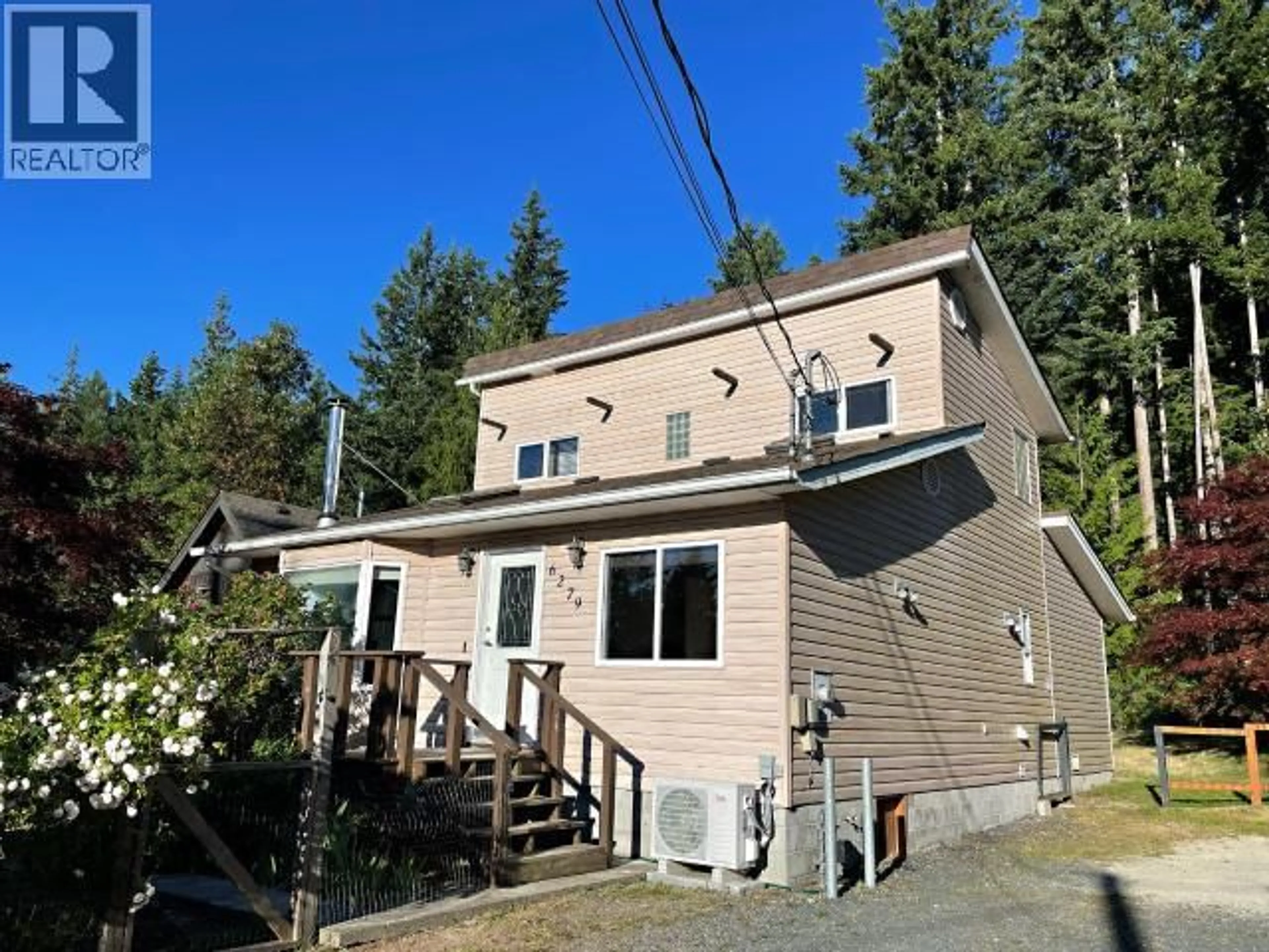 A pic from outside/outdoor area/front of a property/back of a property/a pic from drone, unknown for 6279 CHILCO AVE, Powell River British Columbia V8A4Z9