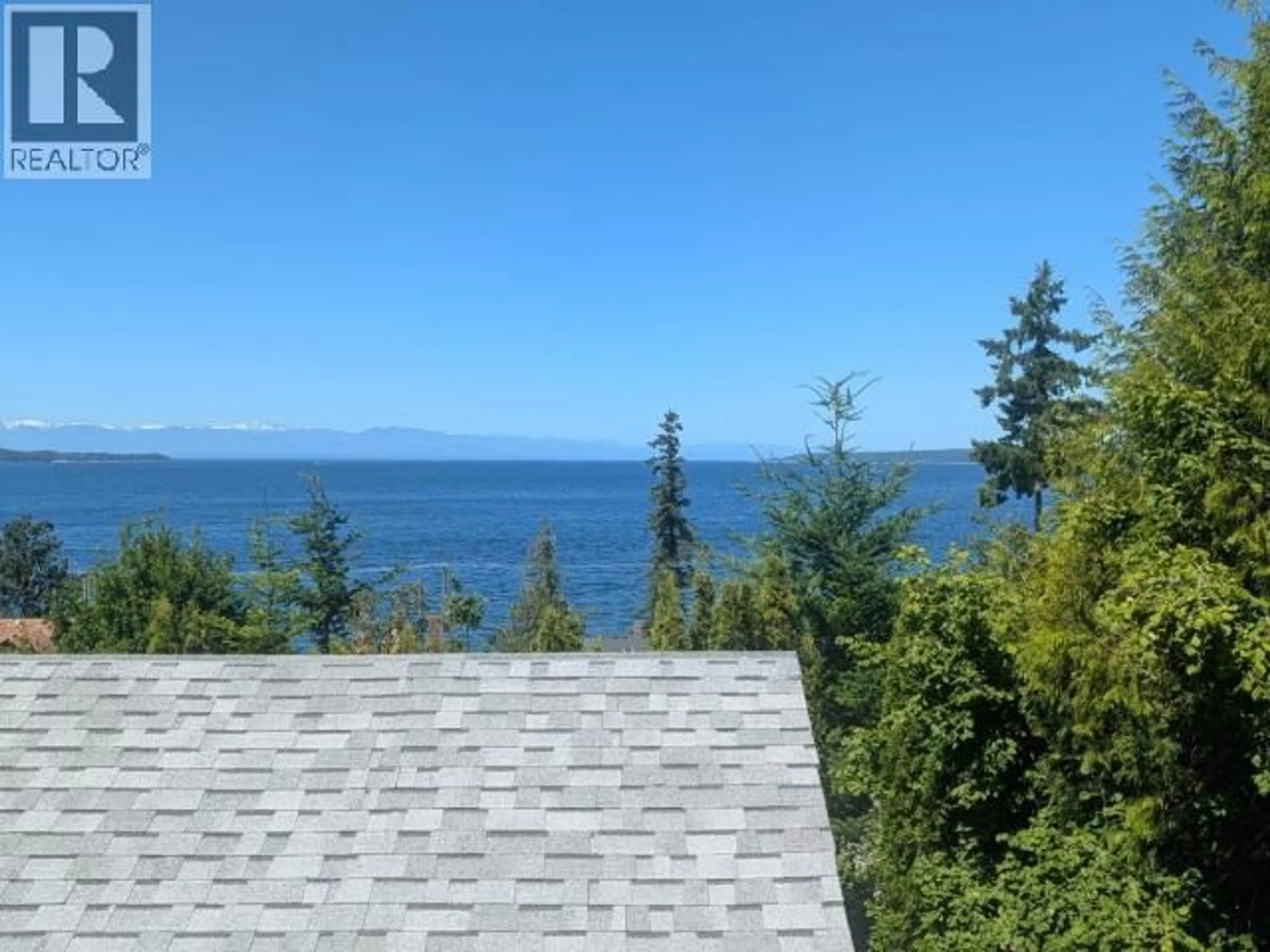 A pic from outside/outdoor area/front of a property/back of a property/a pic from drone, water/lake/river/ocean view for 3949 GORDON AVE, Powell River British Columbia V8A2T8