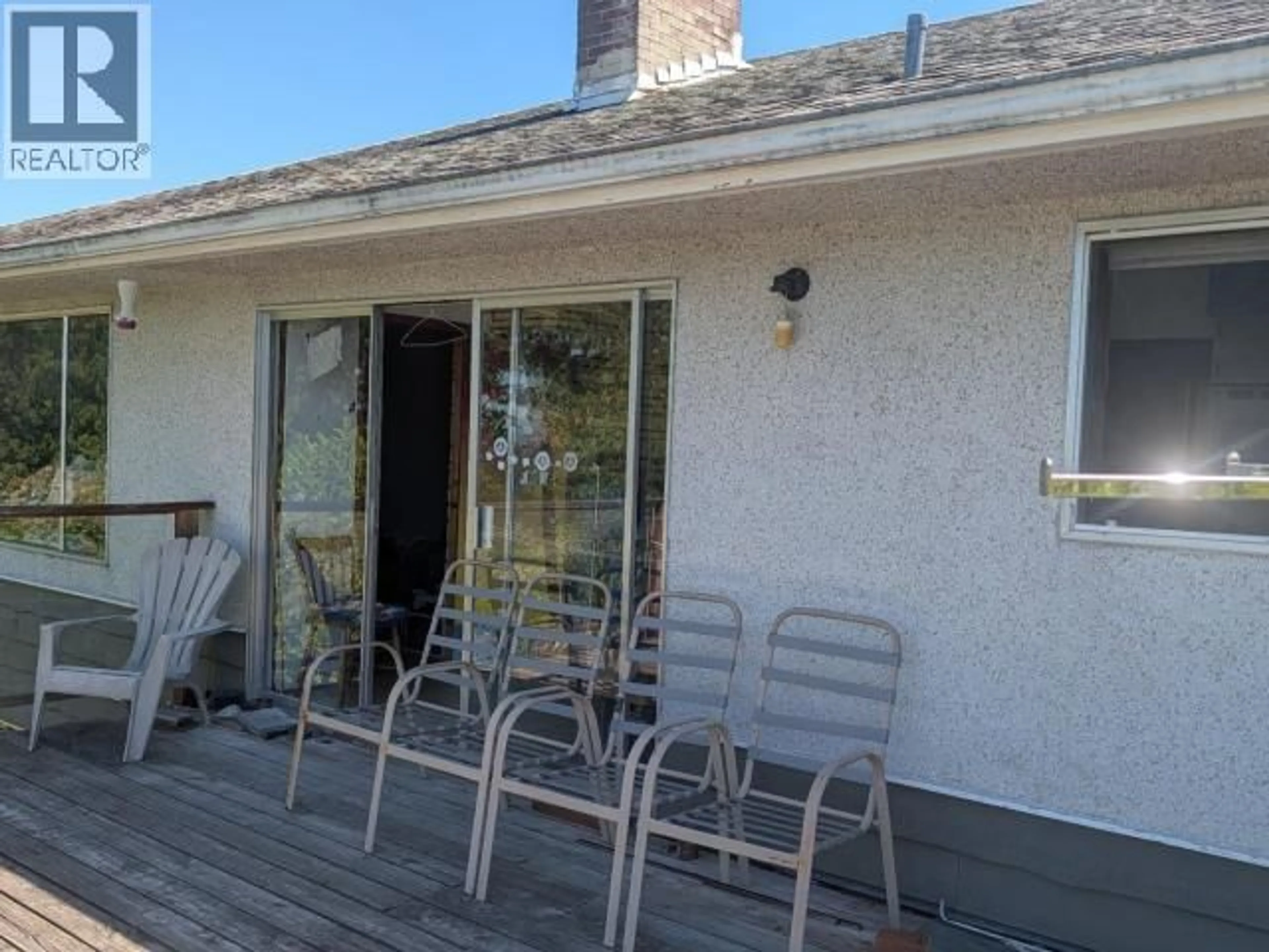 Patio, street for 3949 GORDON AVE, Powell River British Columbia V8A2T8