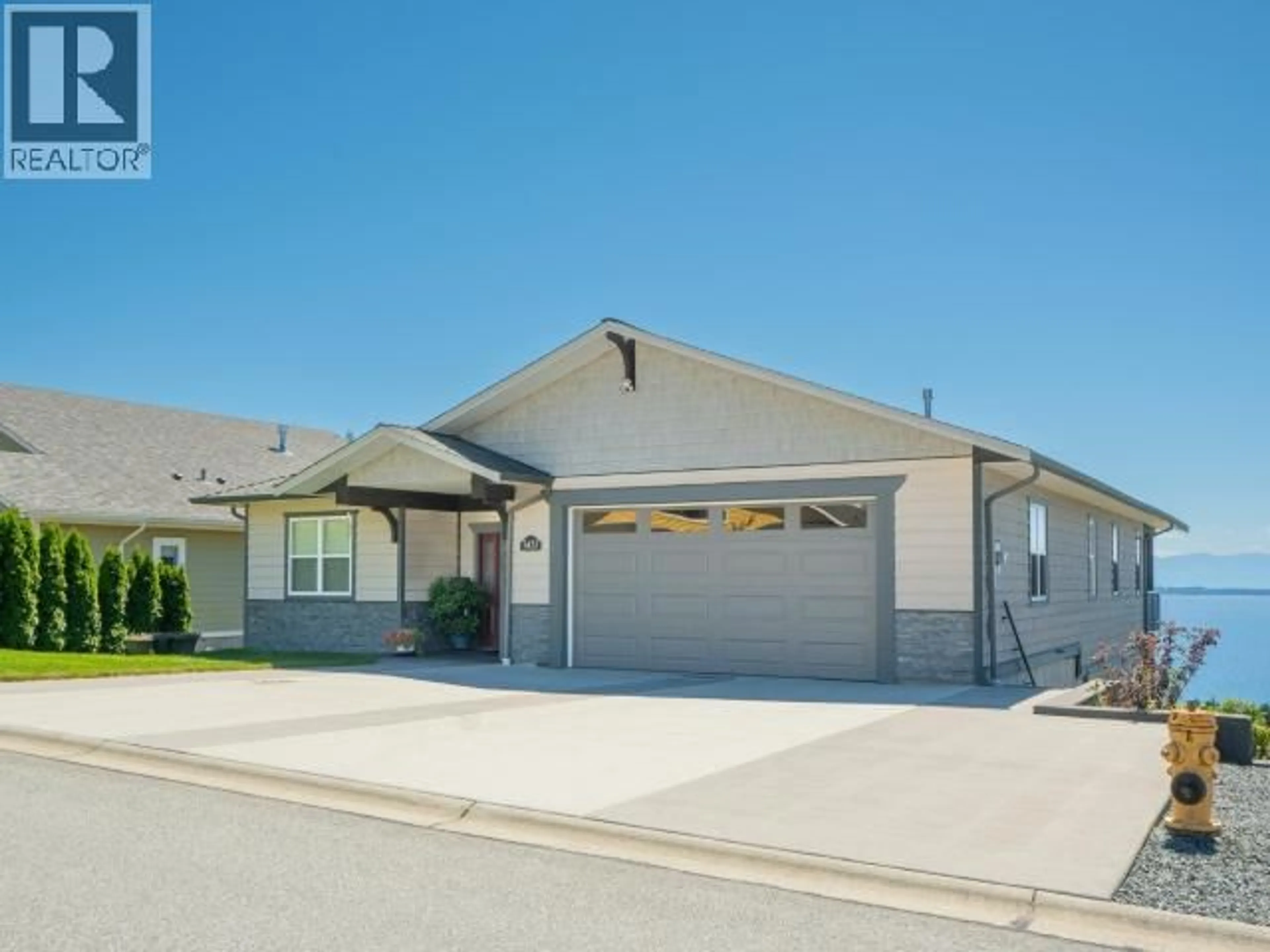Home with vinyl exterior material, street for 5423 HEMLOCK STREET, Powell River British Columbia V8A0T7