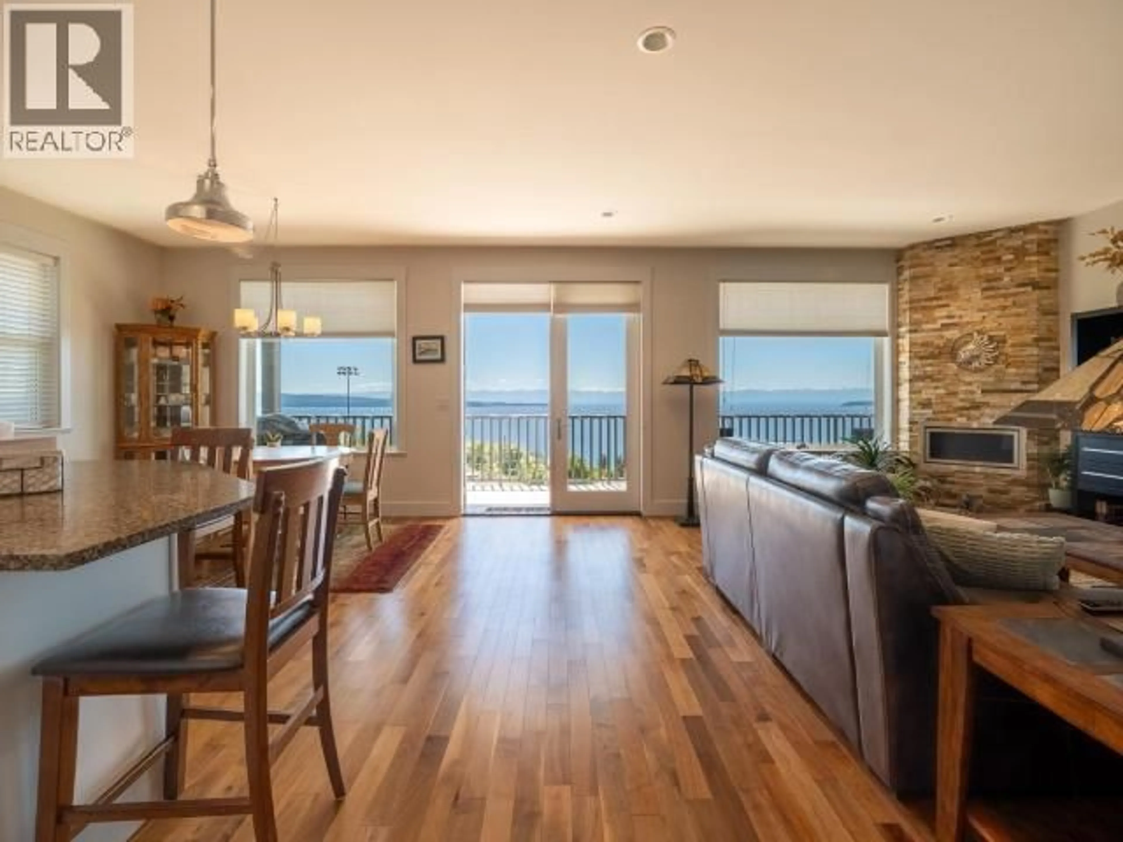 Open concept kitchen, wood/laminate floor for 5423 HEMLOCK STREET, Powell River British Columbia V8A0T7