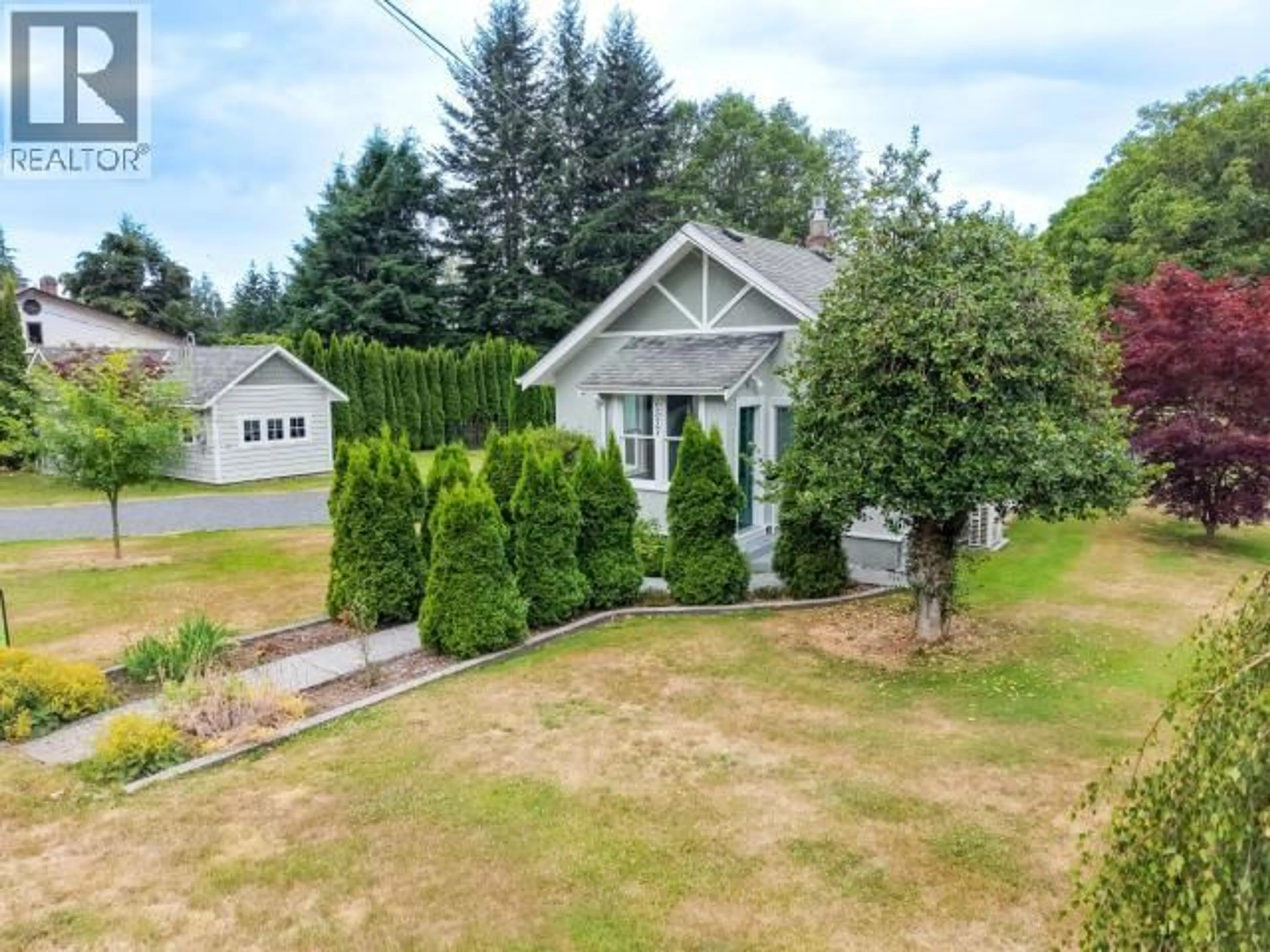 A pic from outside/outdoor area/front of a property/back of a property/a pic from drone, street for 6577 KING AVE, Powell River British Columbia V8A4X9