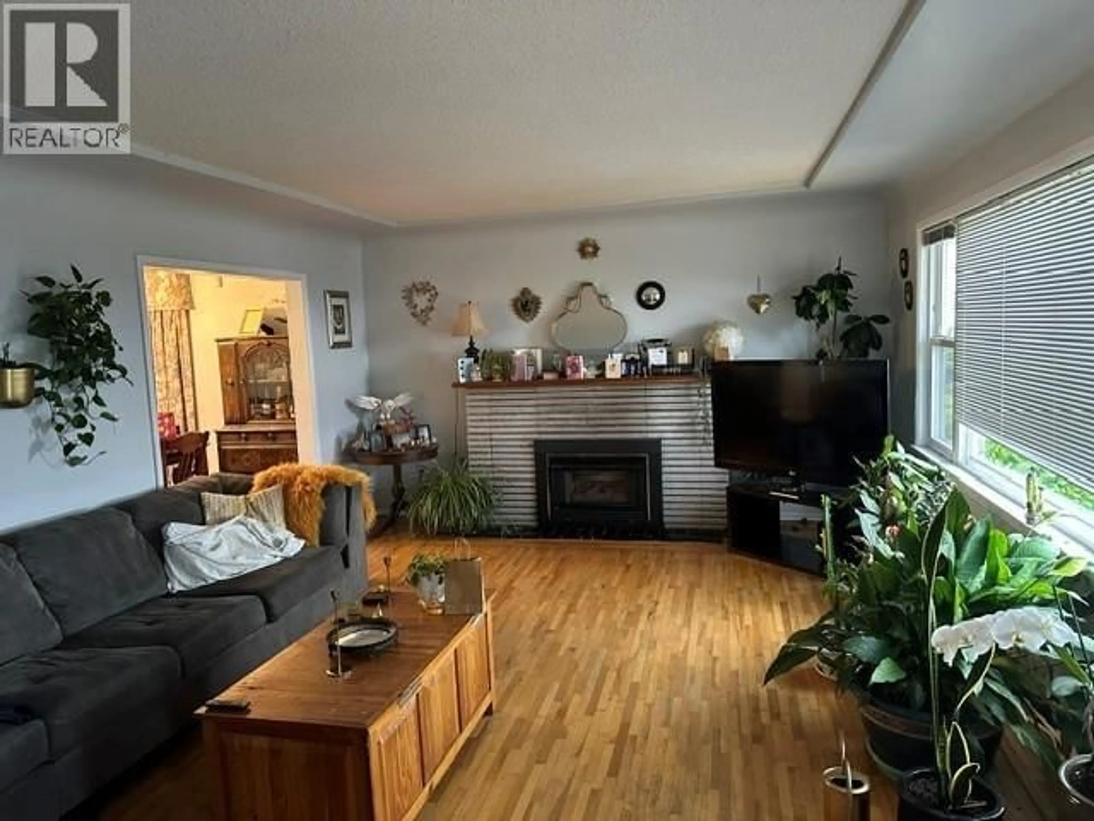 Living room with furniture, unknown for 4038 WHALEN AVE, Powell River British Columbia