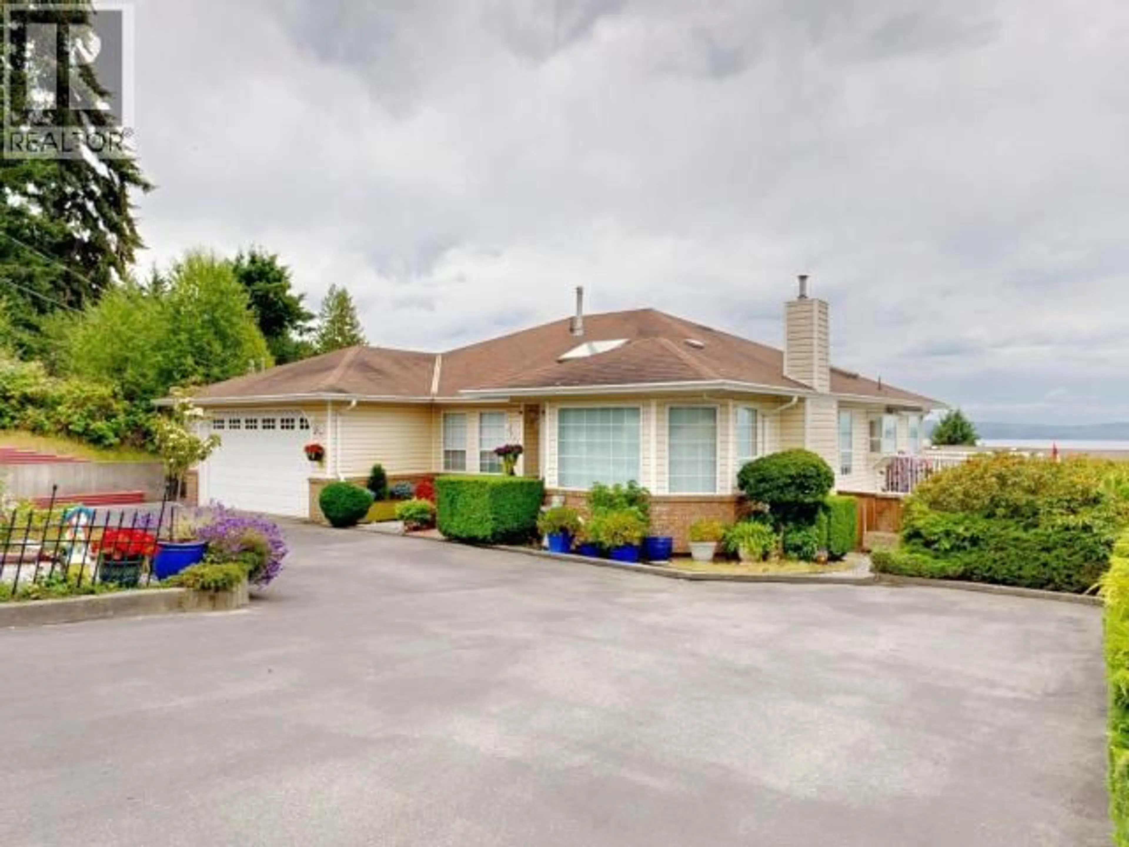 Home with vinyl exterior material, street for 4041 WESTVIEW AVE, Powell River British Columbia V8A3H7