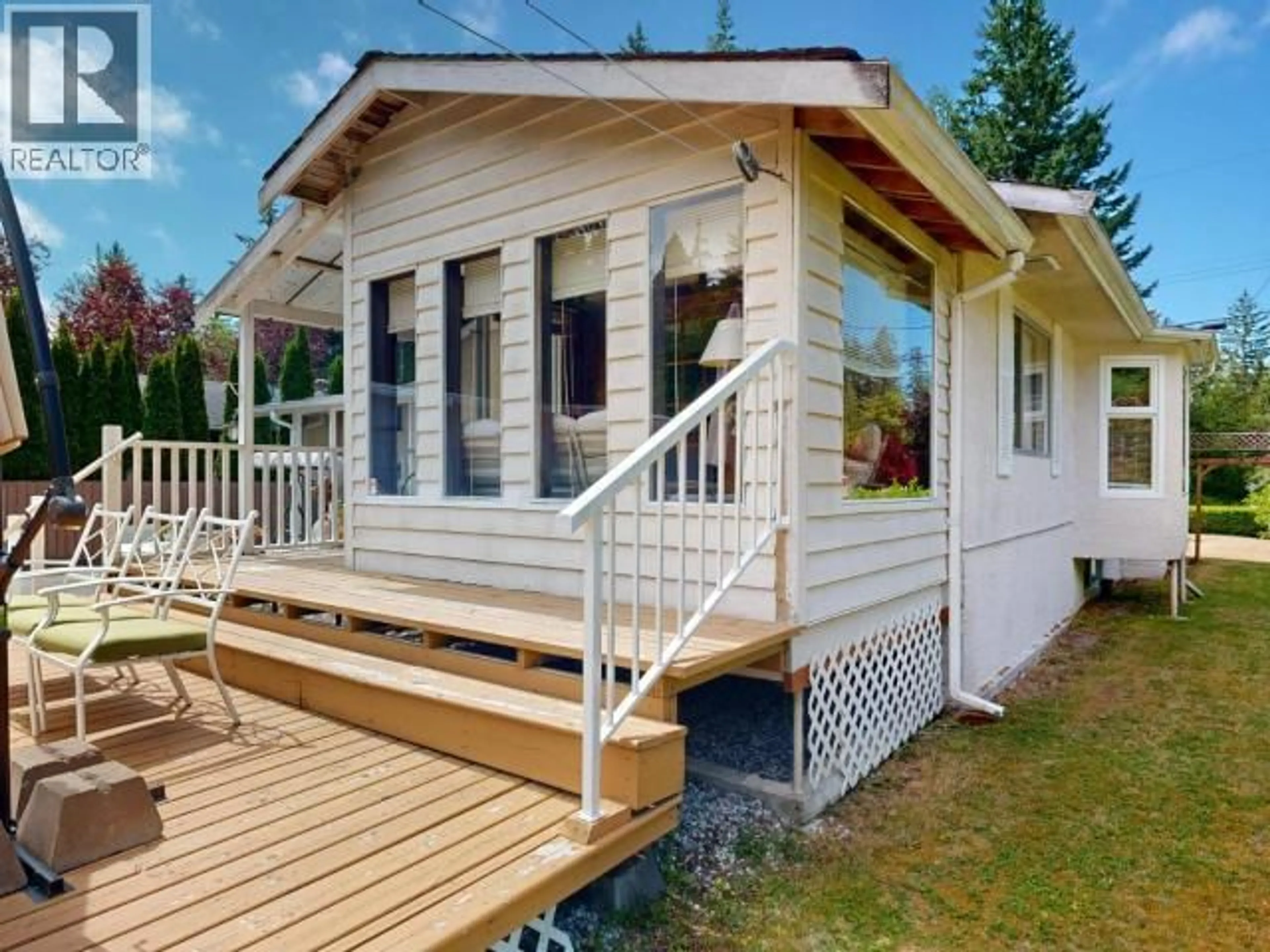 Home with vinyl exterior material, street for 4904 QUEENS AVE, Powell River British Columbia V8A3S7