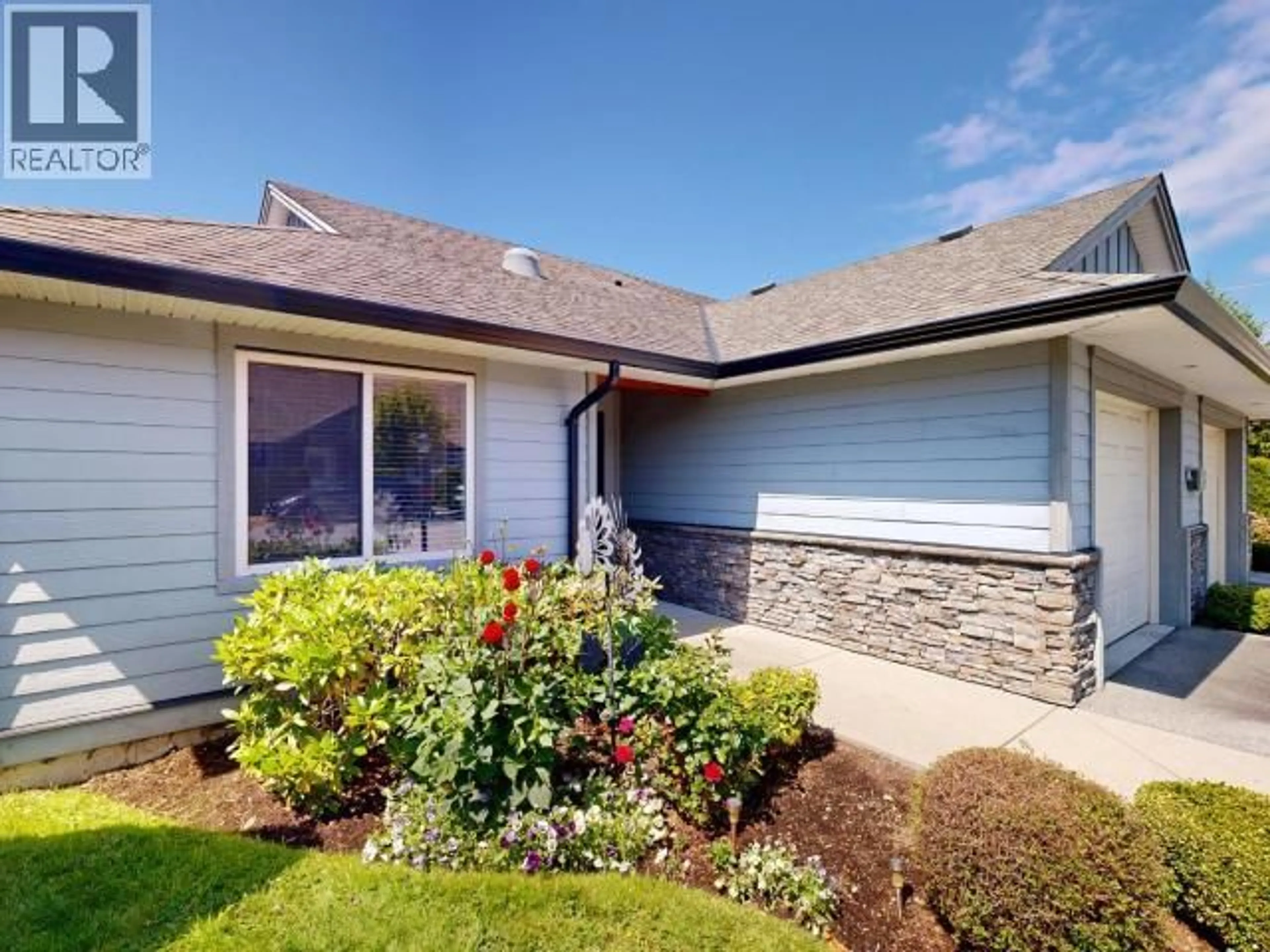 Home with vinyl exterior material, street for B-6916 ABBOTSFORD STREET, Powell River British Columbia V8A2E8
