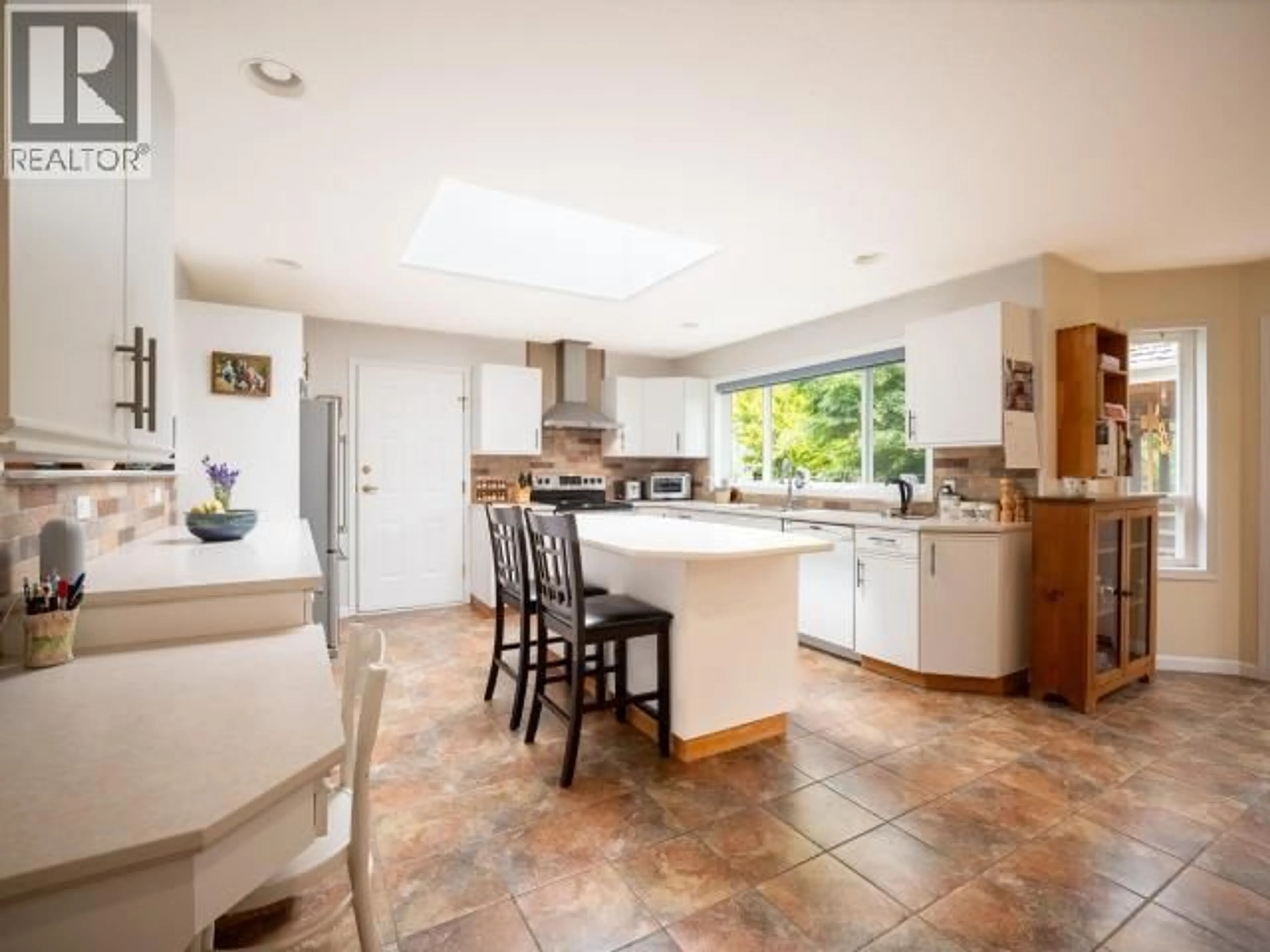 Open concept kitchen, ceramic/tile floor for 7249 FIELD STREET, Powell River British Columbia V8A5S9