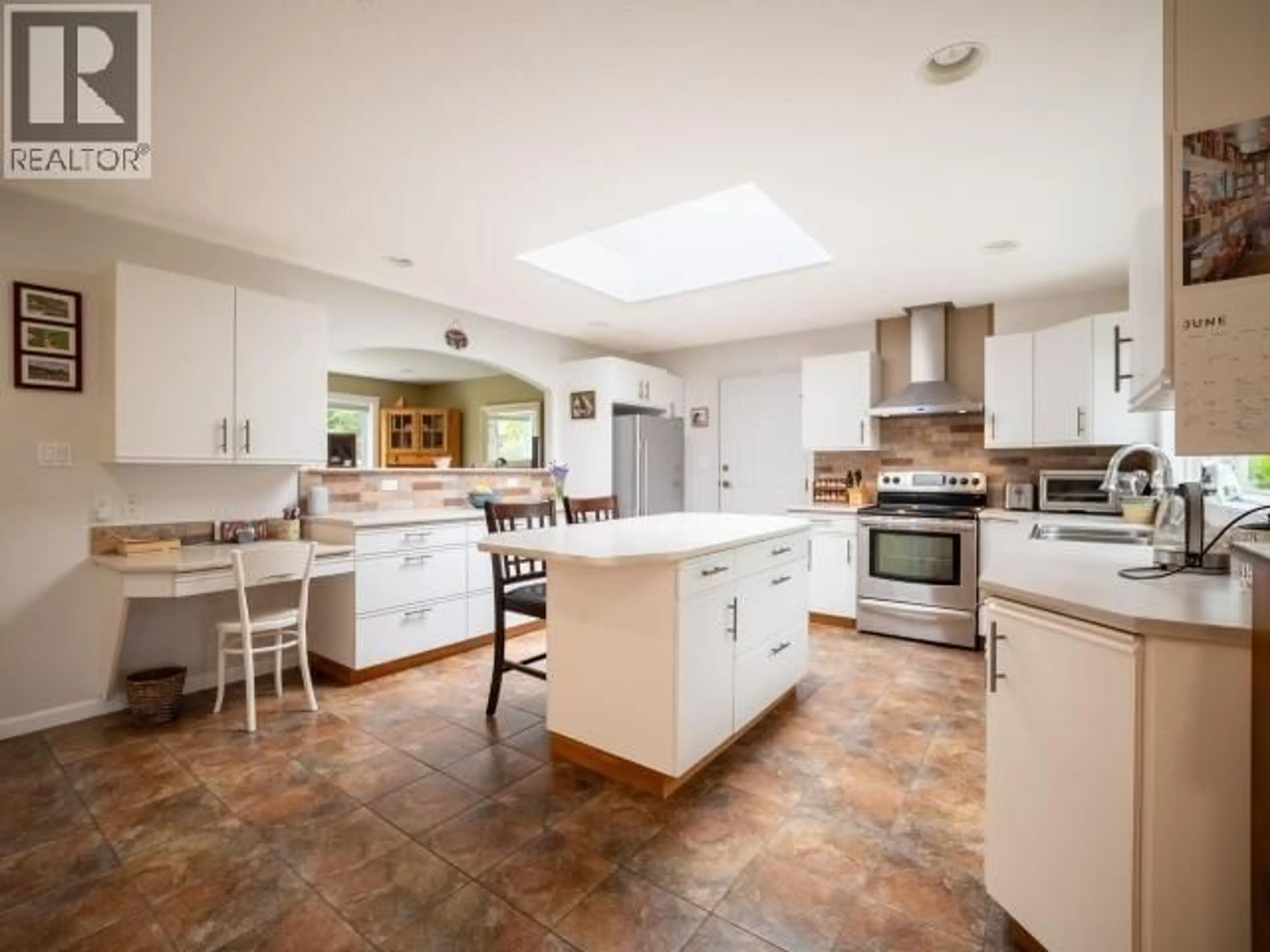 Open concept kitchen, ceramic/tile floor for 7249 FIELD STREET, Powell River British Columbia V8A5S9