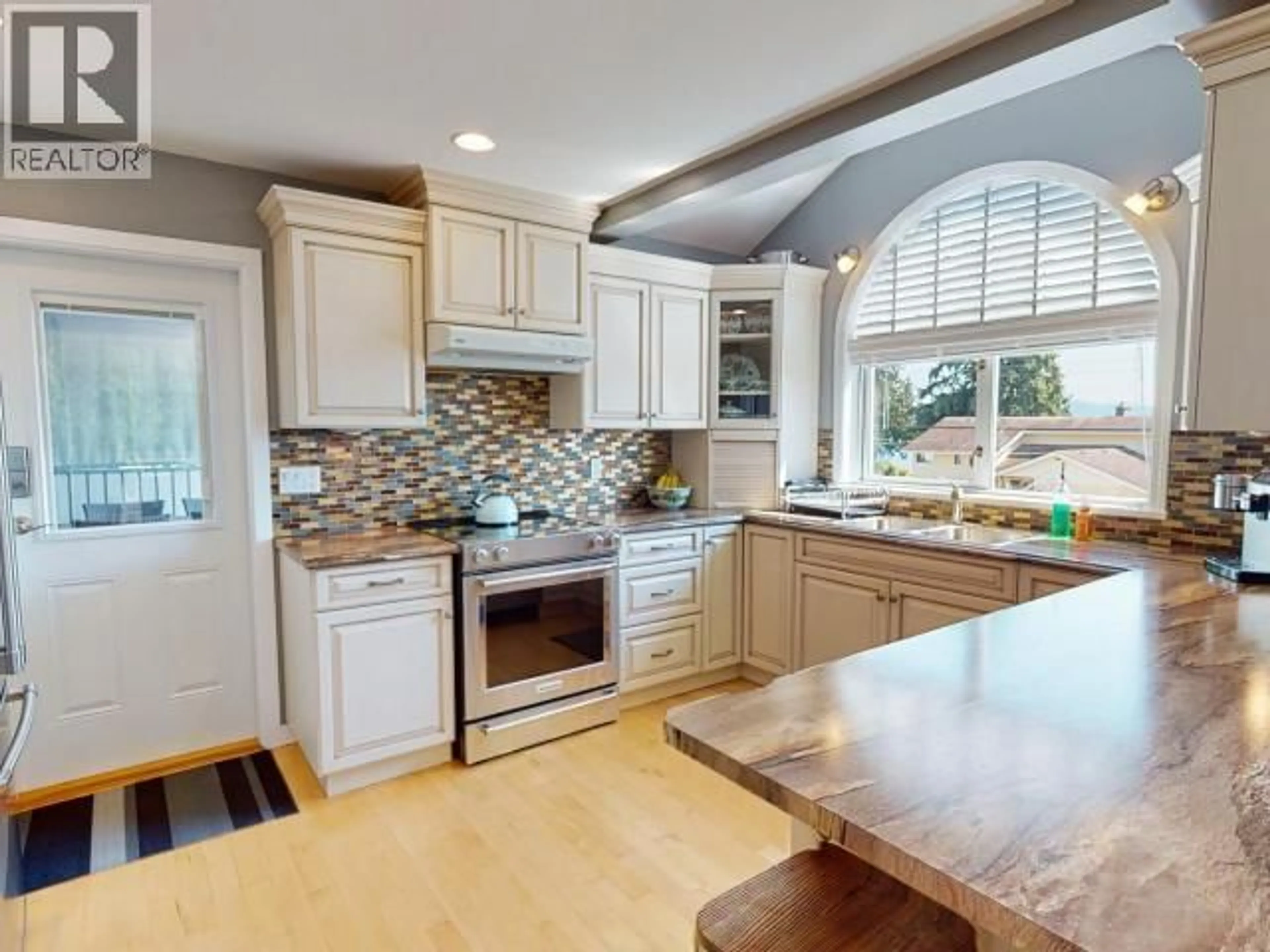 Open concept kitchen, ceramic/tile floor for 8206 CENTENNIAL DRIVE, Powell River British Columbia