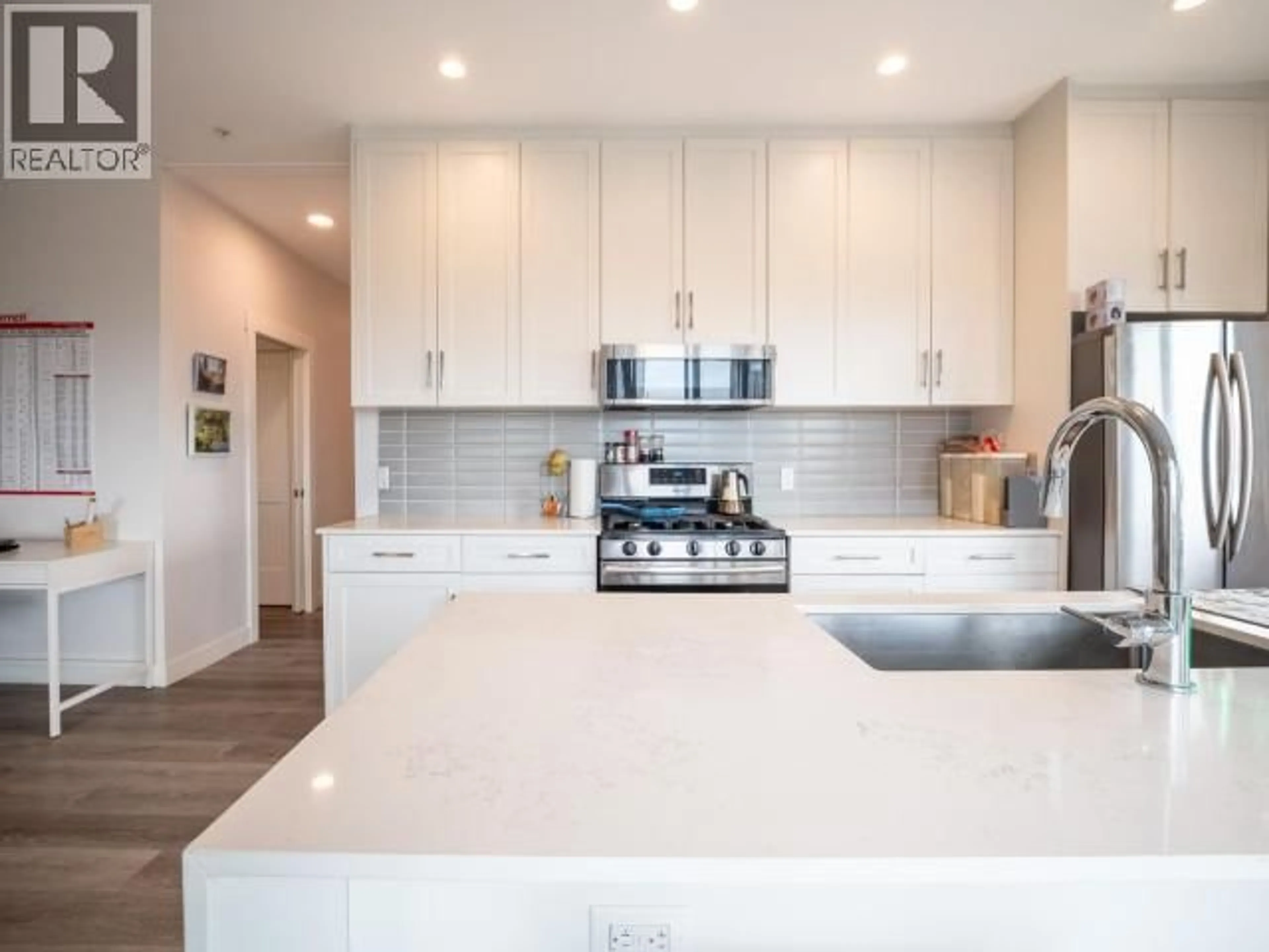 Open concept kitchen, ceramic/tile floor for 7175 - 401 DUNCAN STREET, Powell River British Columbia V8A1W3