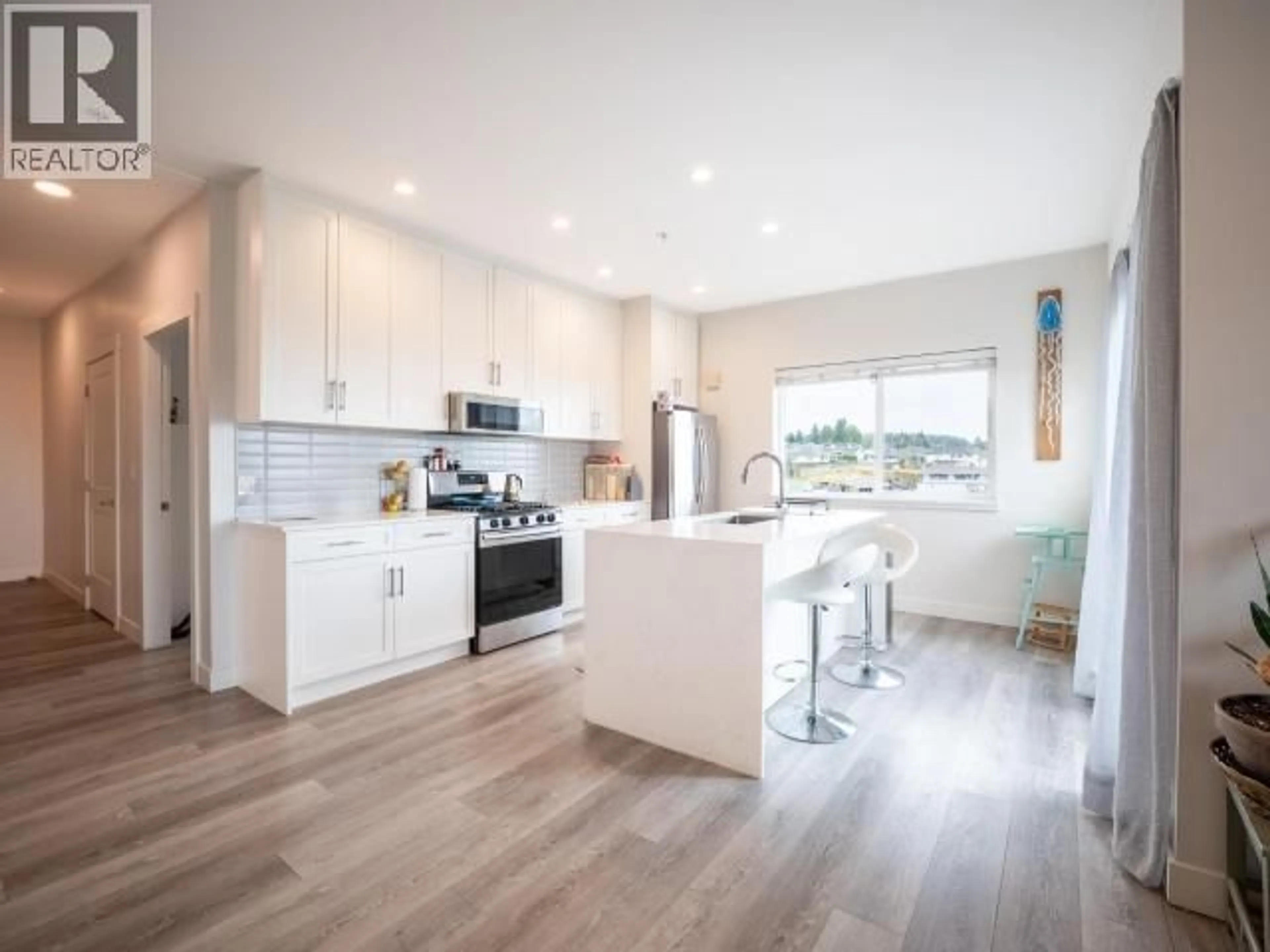 Open concept kitchen, wood/laminate floor for 7175 - 401 DUNCAN STREET, Powell River British Columbia V8A1W3