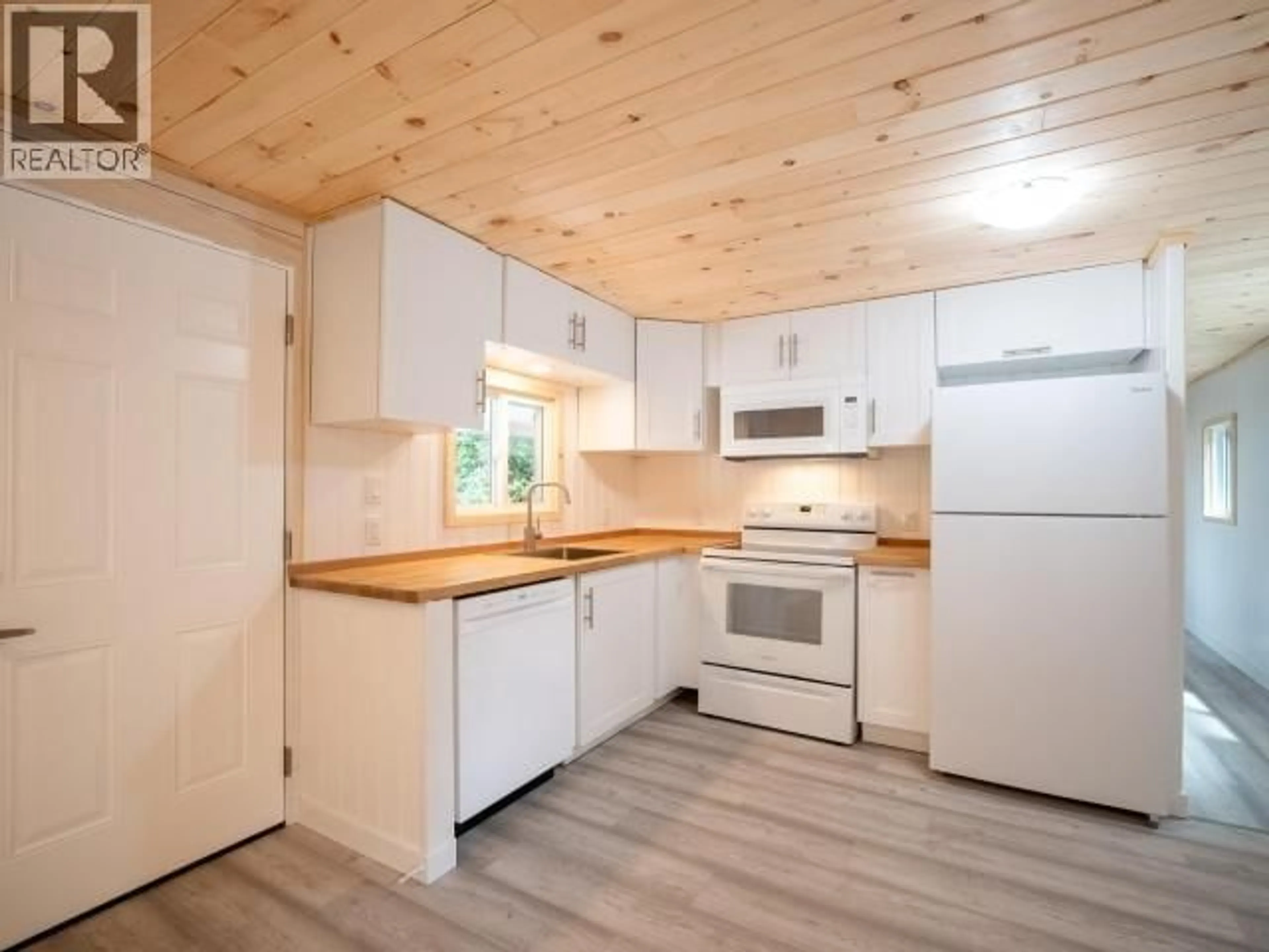 Standard kitchen, wood/laminate floor for 36-6263 LUND, Powell River British Columbia V8A4T3