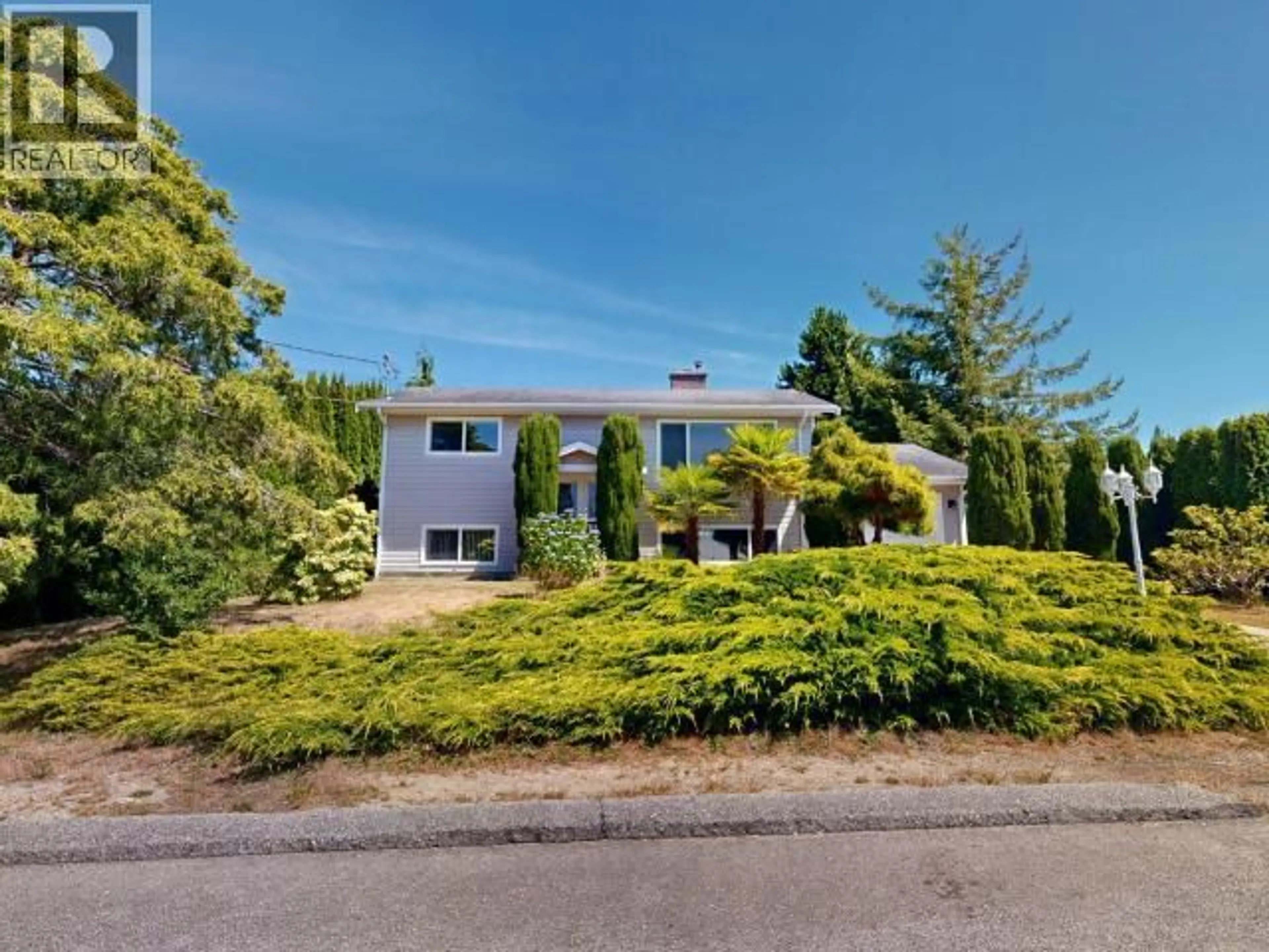 A pic from outside/outdoor area/front of a property/back of a property/a pic from drone, street for 3760 SELKIRK AVE, Powell River British Columbia