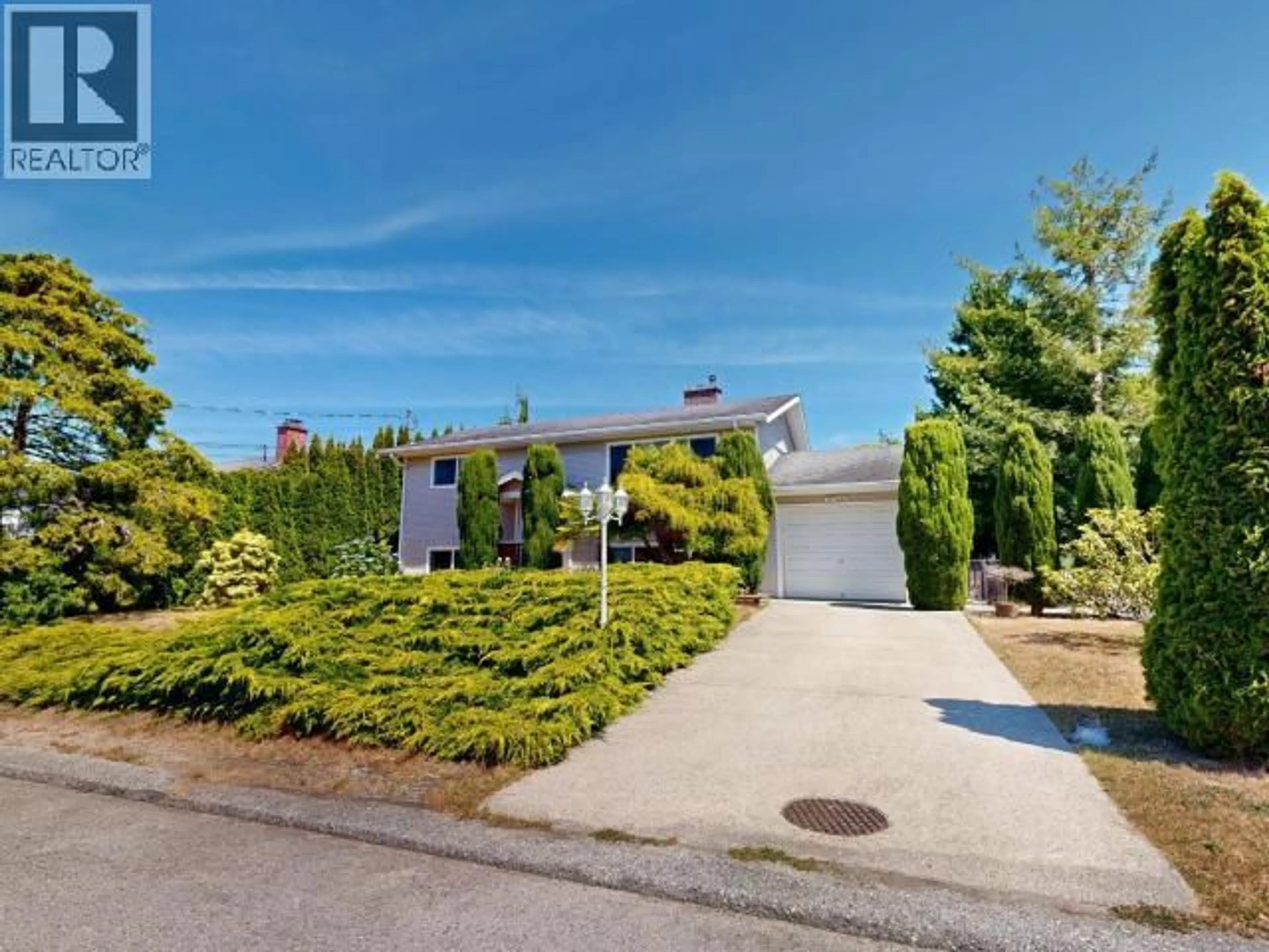 A pic from outside/outdoor area/front of a property/back of a property/a pic from drone, street for 3760 SELKIRK AVE, Powell River British Columbia