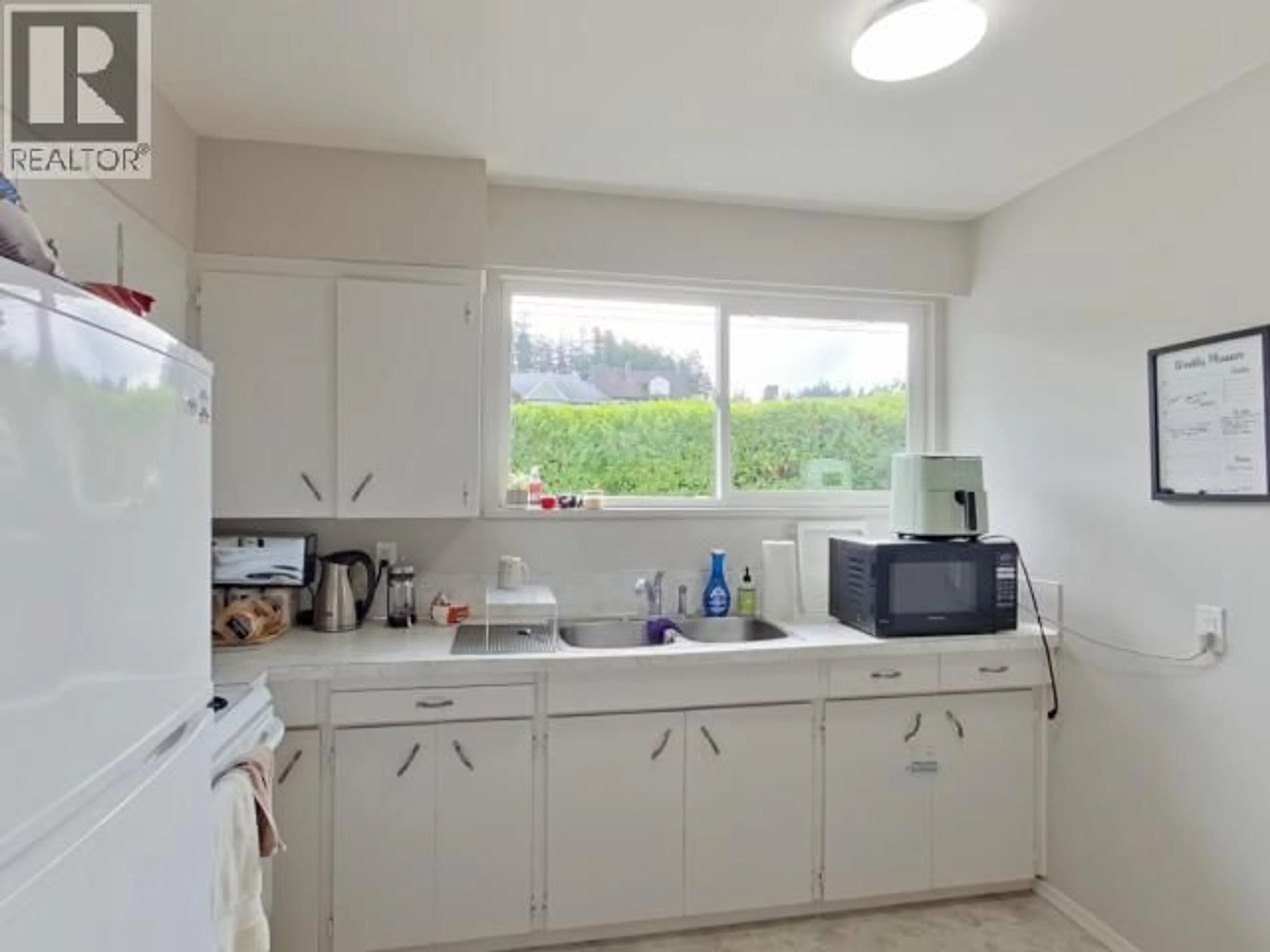 Standard kitchen, unknown for 4679 FERNWOOD AVE, Powell River British Columbia