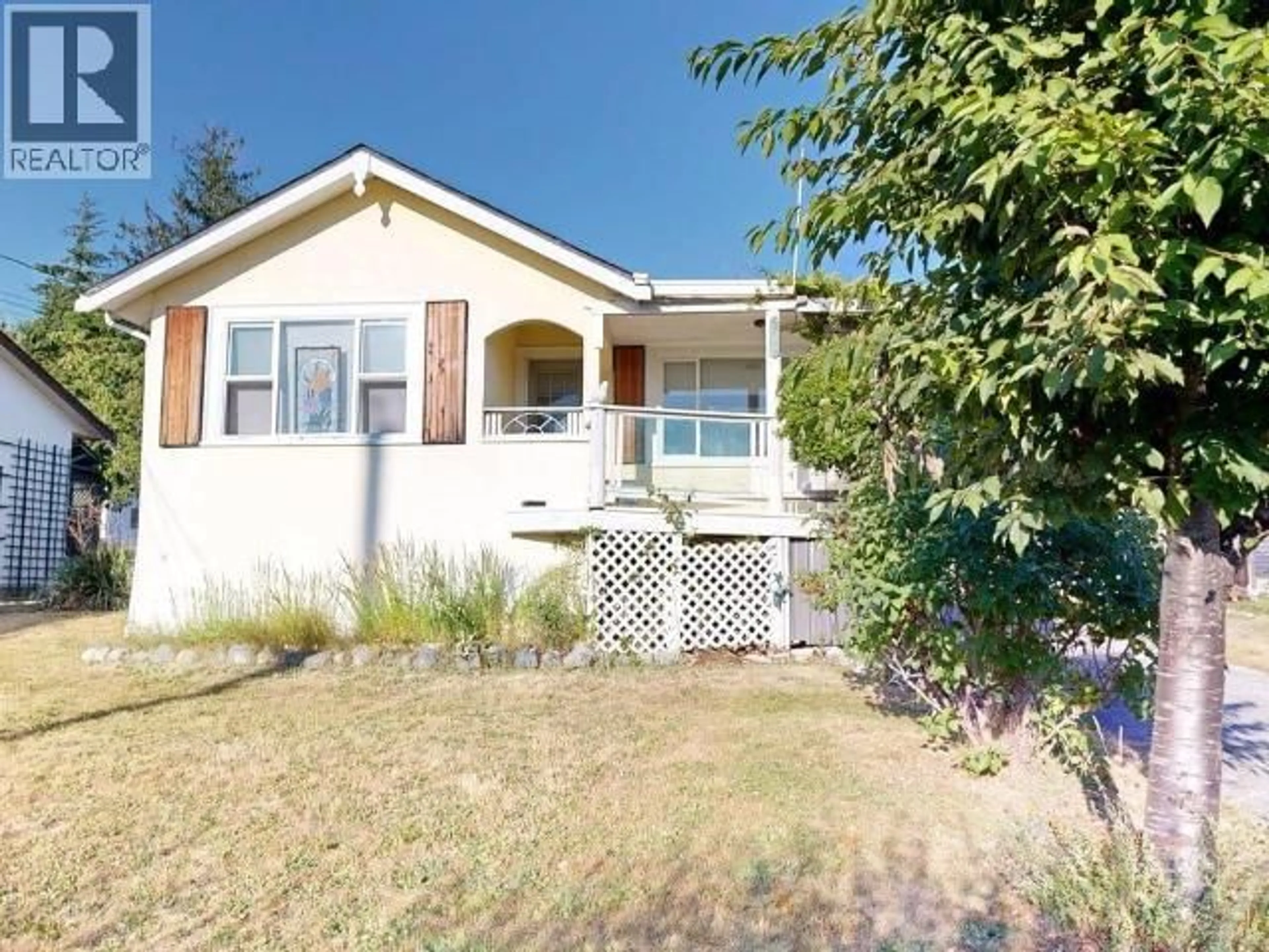 Home with vinyl exterior material, street for 4712 MICHIGAN AVE, Powell River British Columbia V8A2S9