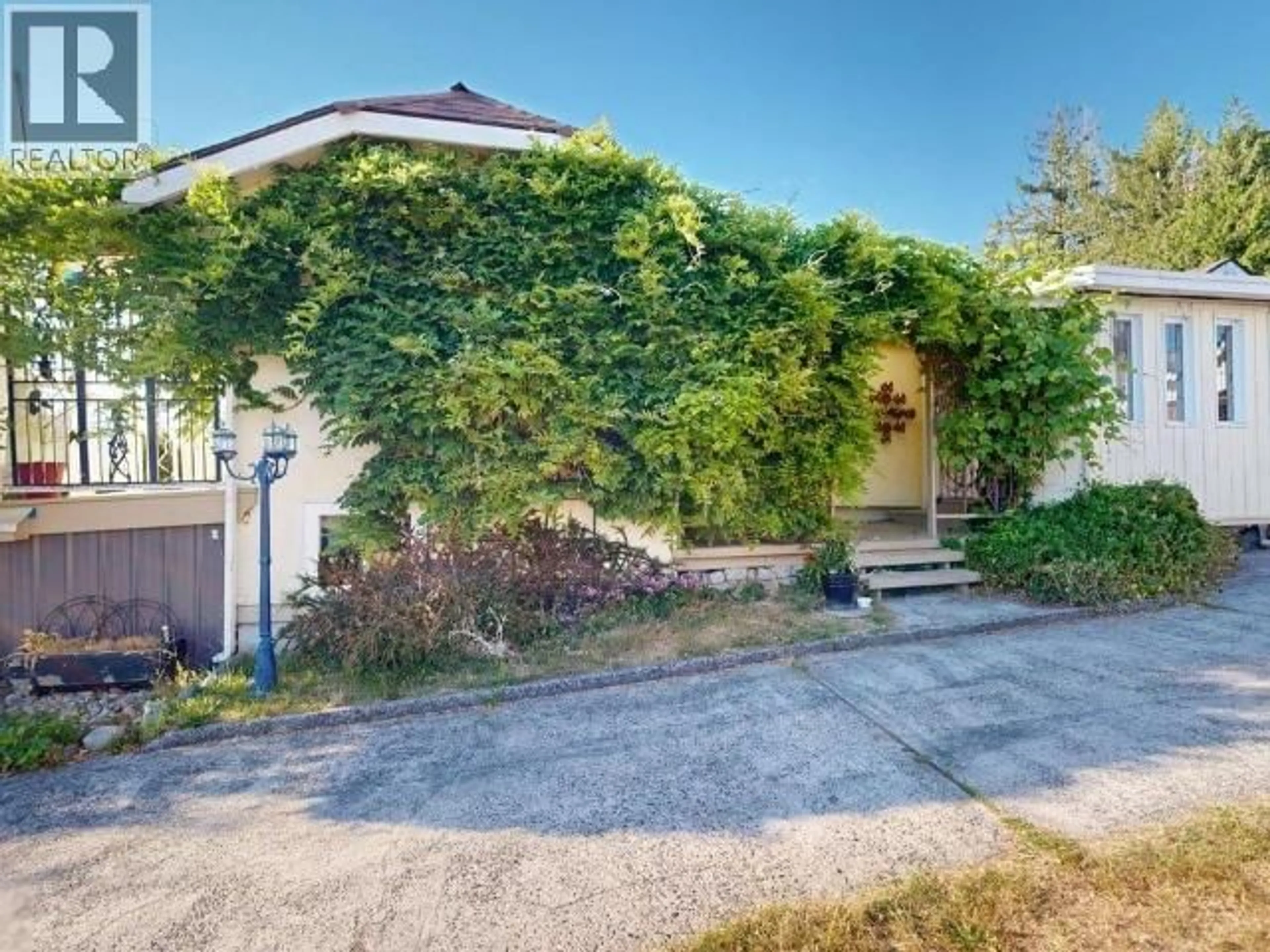 A pic from outside/outdoor area/front of a property/back of a property/a pic from drone, street for 4712 MICHIGAN AVE, Powell River British Columbia V8A2S9