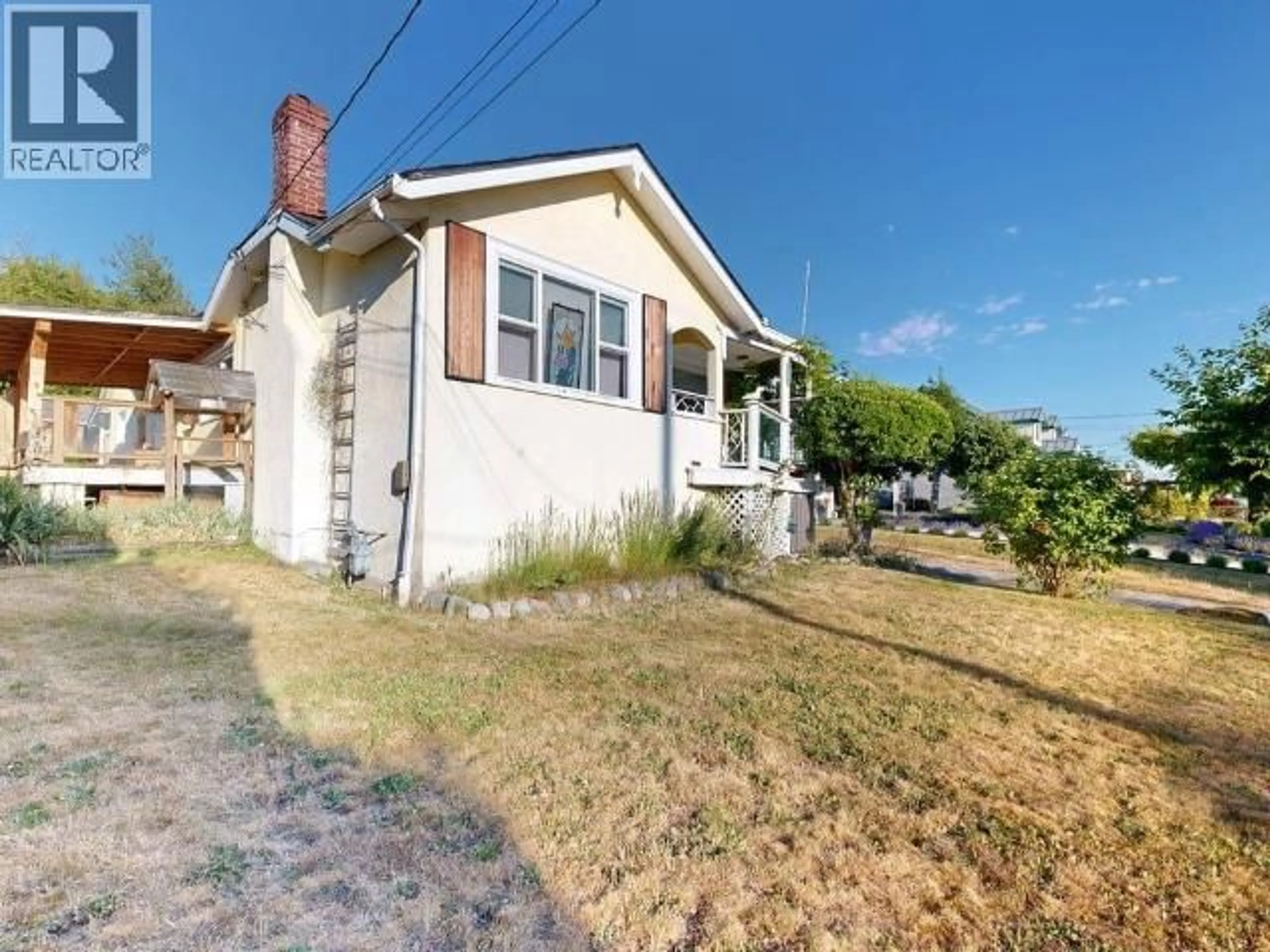 A pic from outside/outdoor area/front of a property/back of a property/a pic from drone, street for 4712 MICHIGAN AVE, Powell River British Columbia V8A2S9
