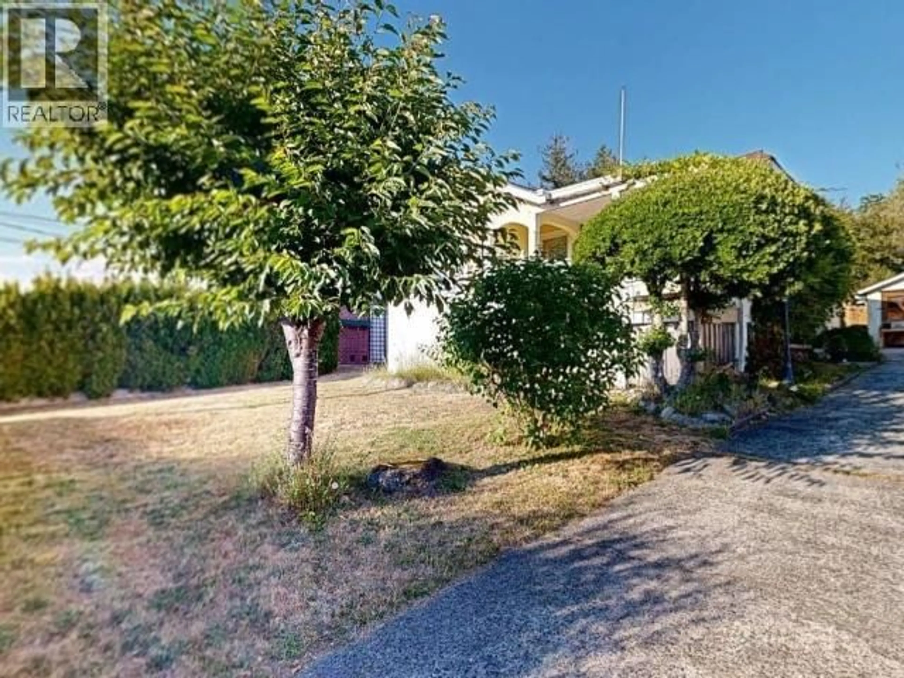 A pic from outside/outdoor area/front of a property/back of a property/a pic from drone, street for 4712 MICHIGAN AVE, Powell River British Columbia V8A2S9