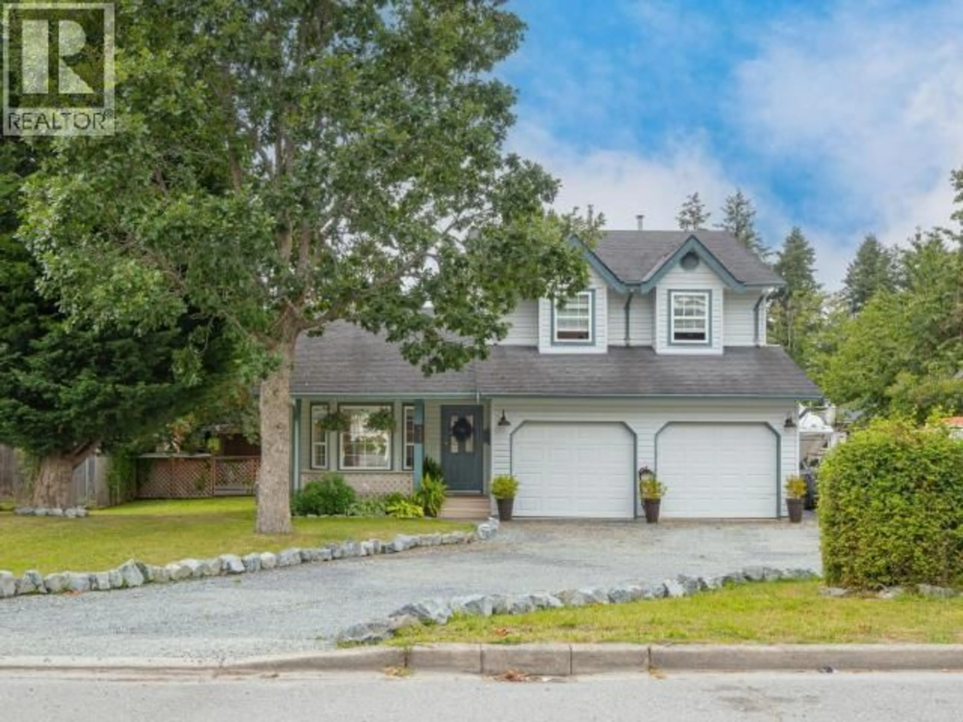 Home with vinyl exterior material, street for 6385 SUTHERLAND AVE, Powell River British Columbia V8A4W5