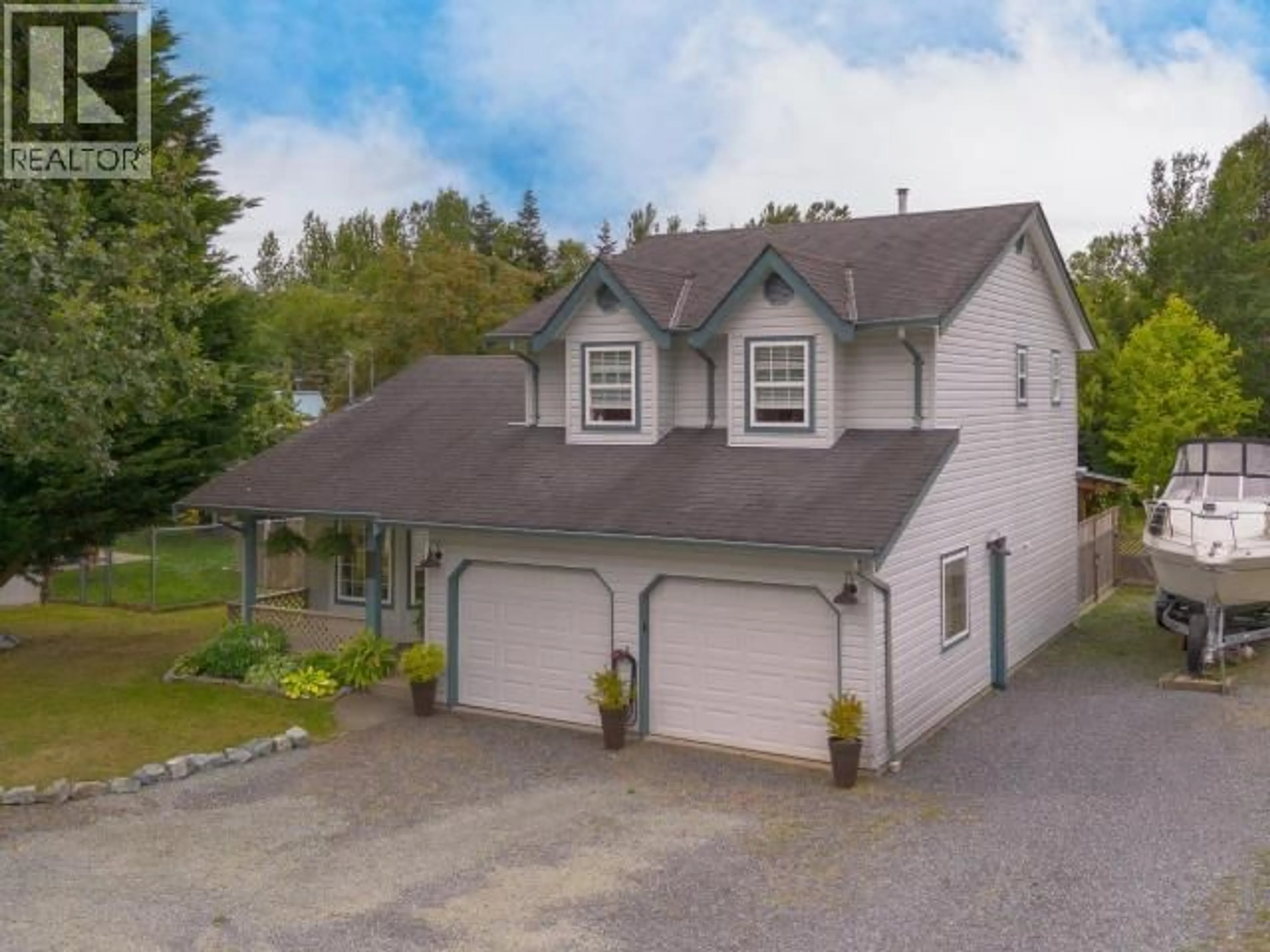 A pic from outside/outdoor area/front of a property/back of a property/a pic from drone, street for 6385 SUTHERLAND AVE, Powell River British Columbia V8A4W5