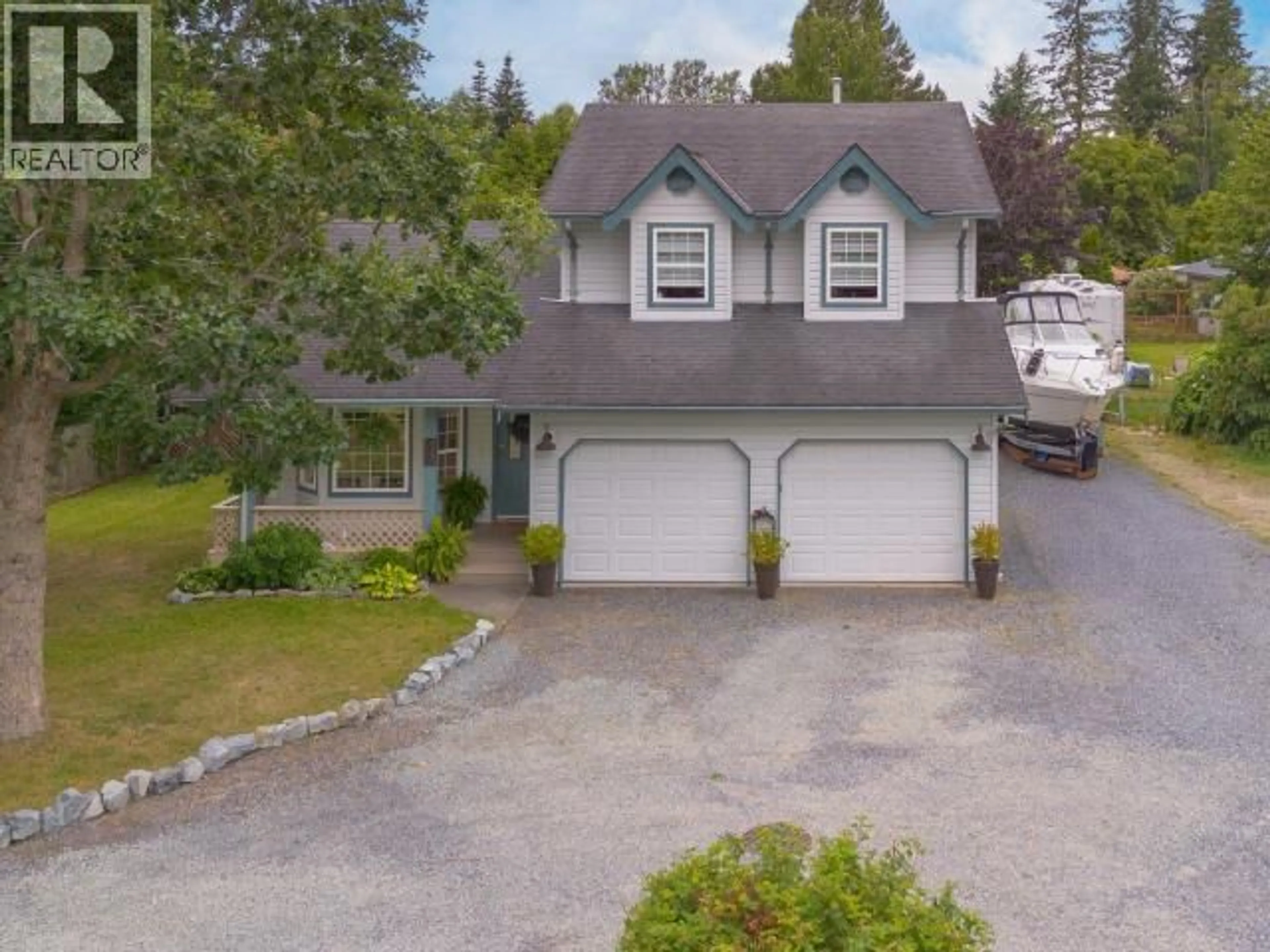 A pic from outside/outdoor area/front of a property/back of a property/a pic from drone, street for 6385 SUTHERLAND AVE, Powell River British Columbia V8A4W5