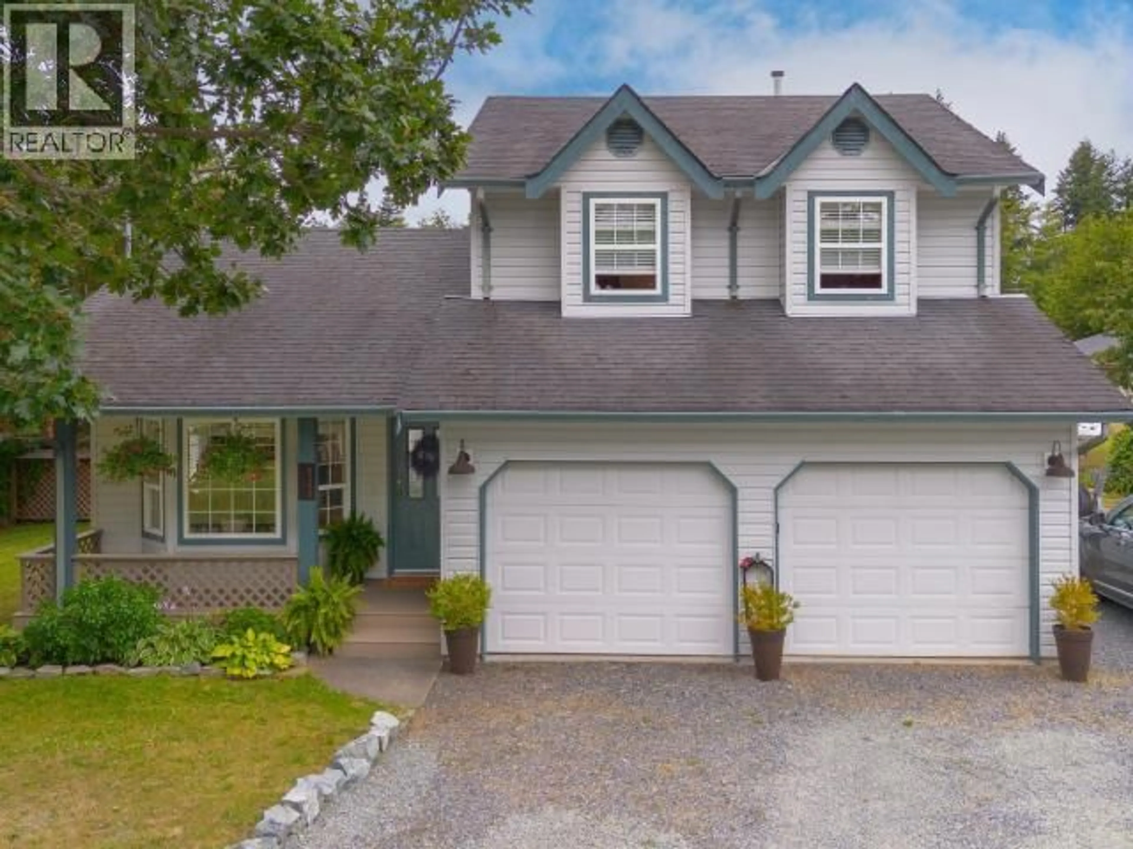 Home with vinyl exterior material, street for 6385 SUTHERLAND AVE, Powell River British Columbia V8A4W5