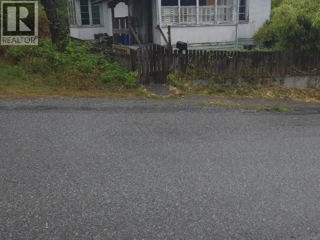 6889 DRAKE STREET, Powell River 3