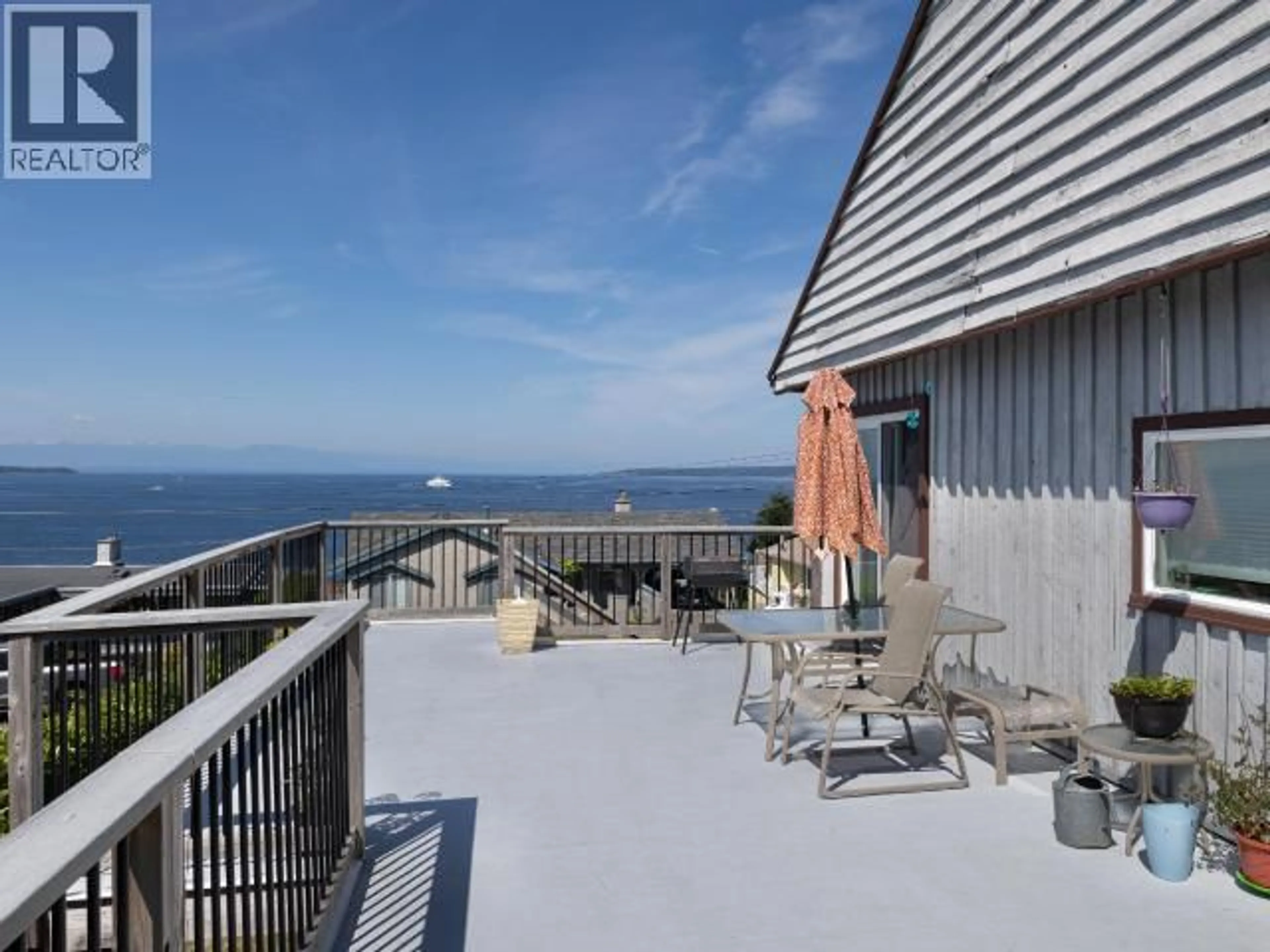 Balcony in the apartment, water/lake/river/ocean view for 3918 GORDON AVE, Powell River British Columbia V8A2T7