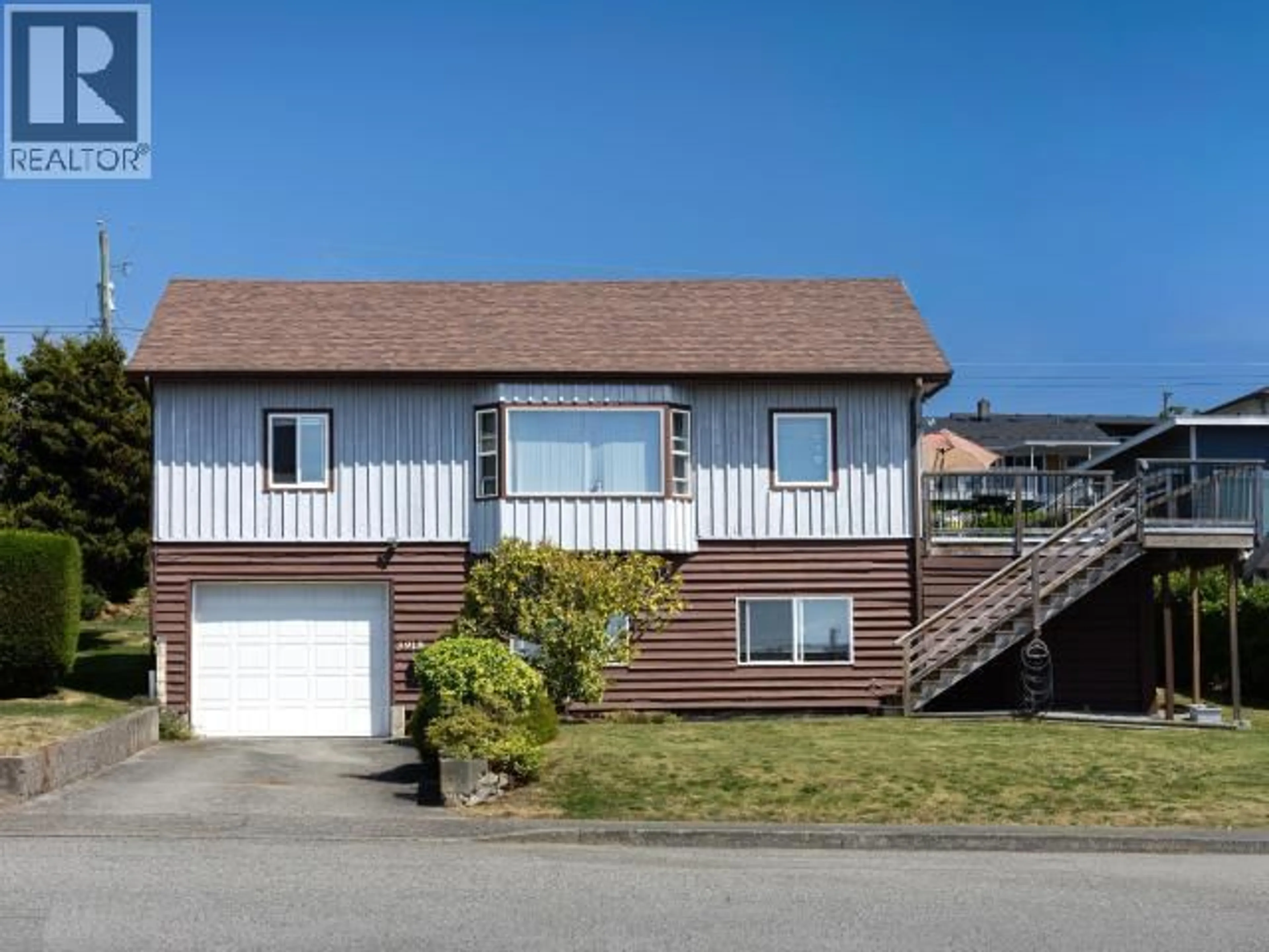 Home with vinyl exterior material, street for 3918 GORDON AVE, Powell River British Columbia V8A2T7
